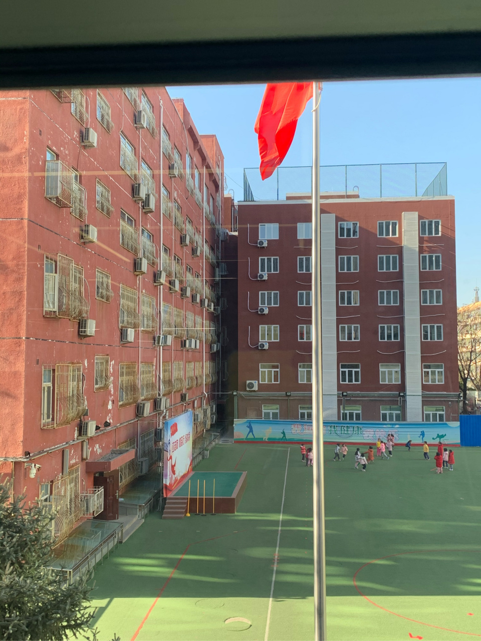 挨着西单小学的六层楼房遮挡部分教室采光 居然获得住建委和教委的