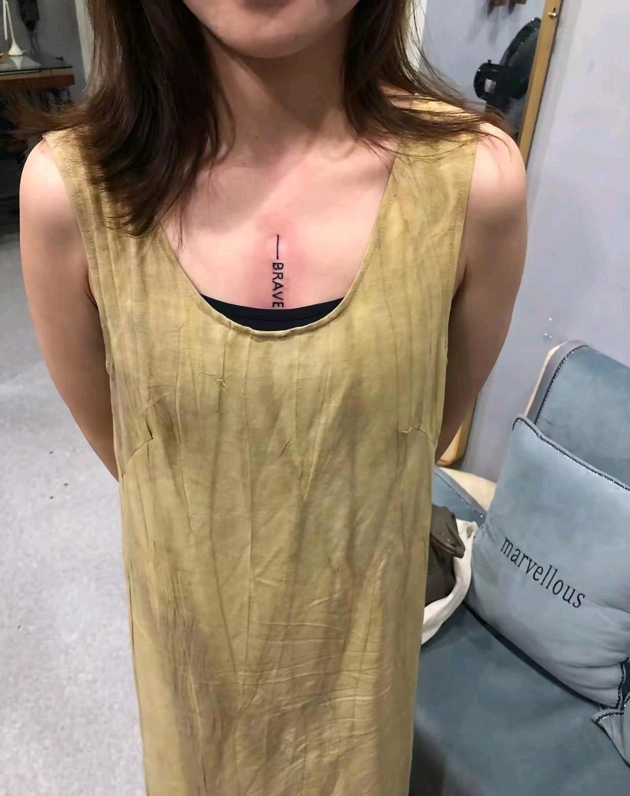 看到朋友他老婆胸口的纹身很好奇,就问朋友,她为什么要纹在胸口上?