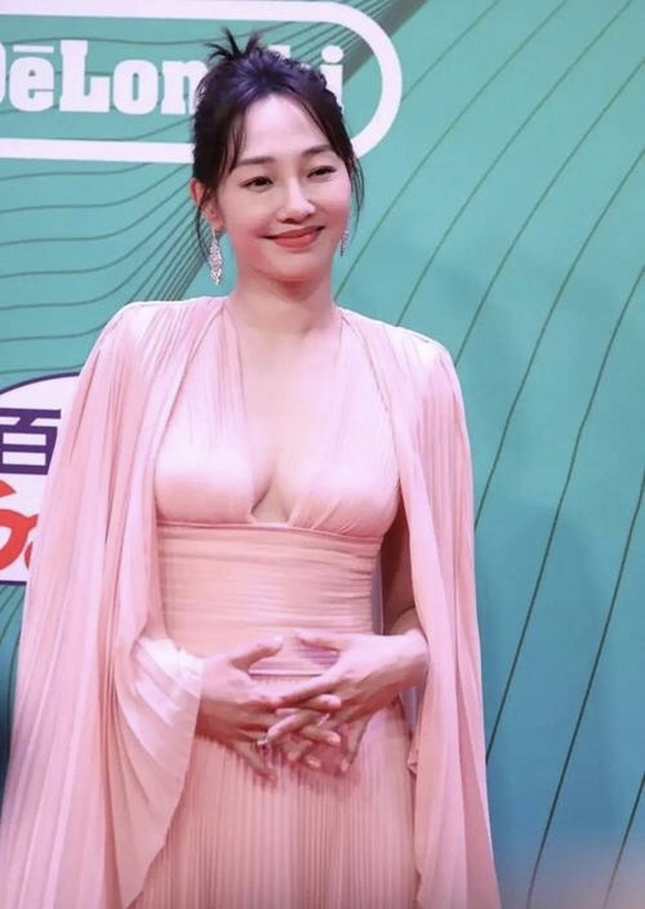 白百合粉色大披风令人一言难尽[左捂脸]