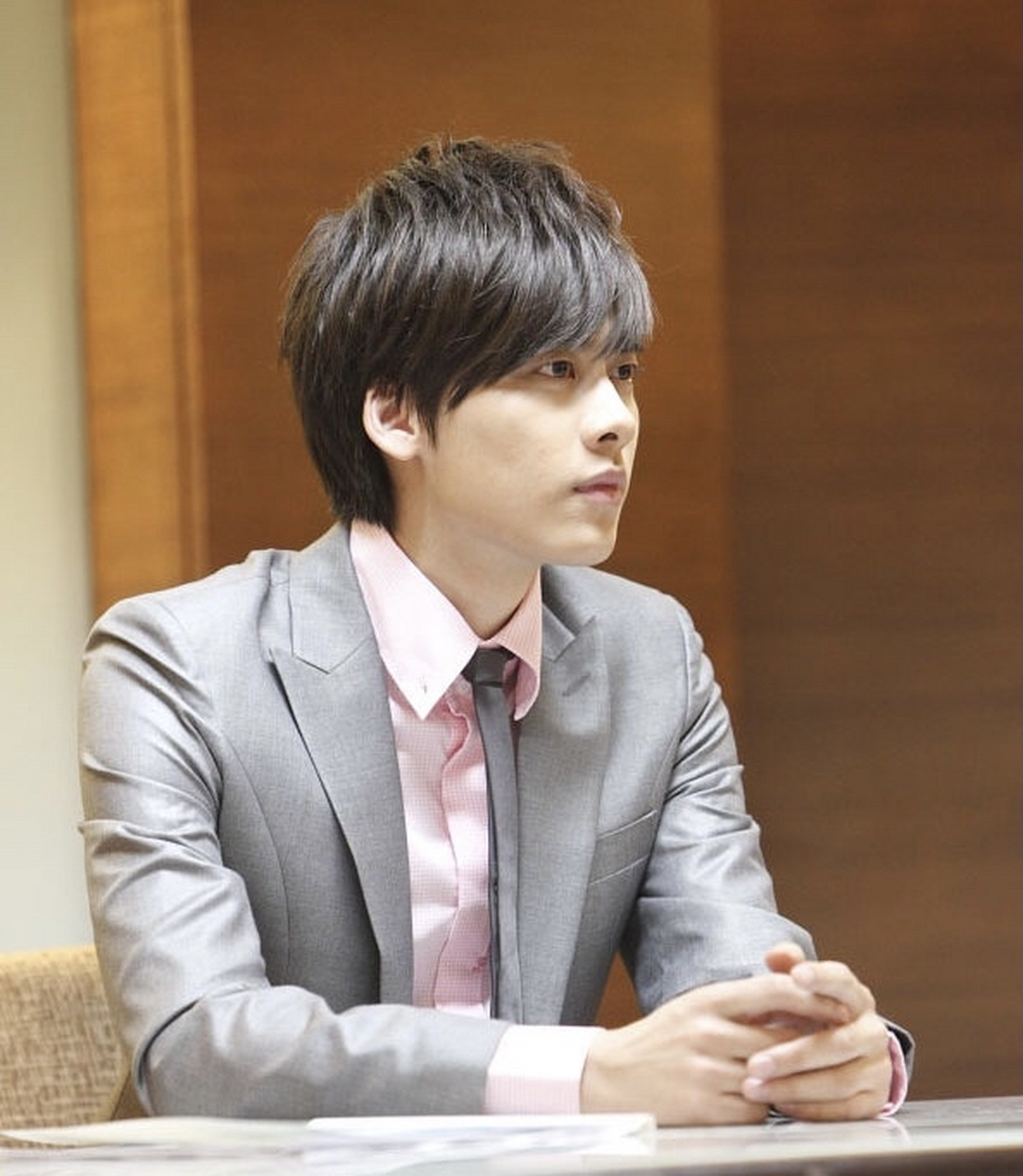 2011年《幸福最晴天》李易峰饰演项允超,个性沉稳的冷面总裁.