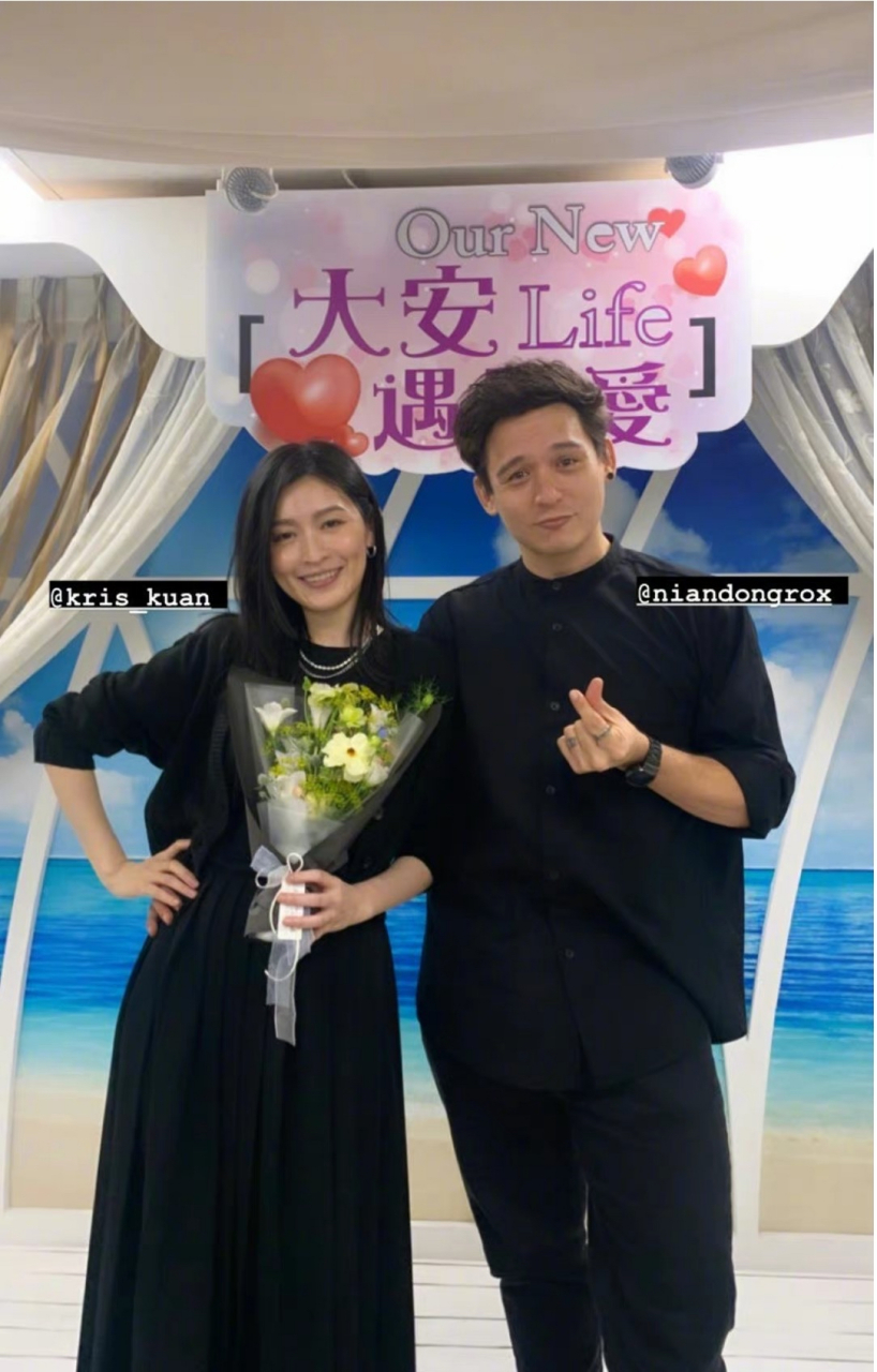 【倪安东管罄官宣结婚】22日,倪安东与歌手管罄登记结婚,双方晒出合照
