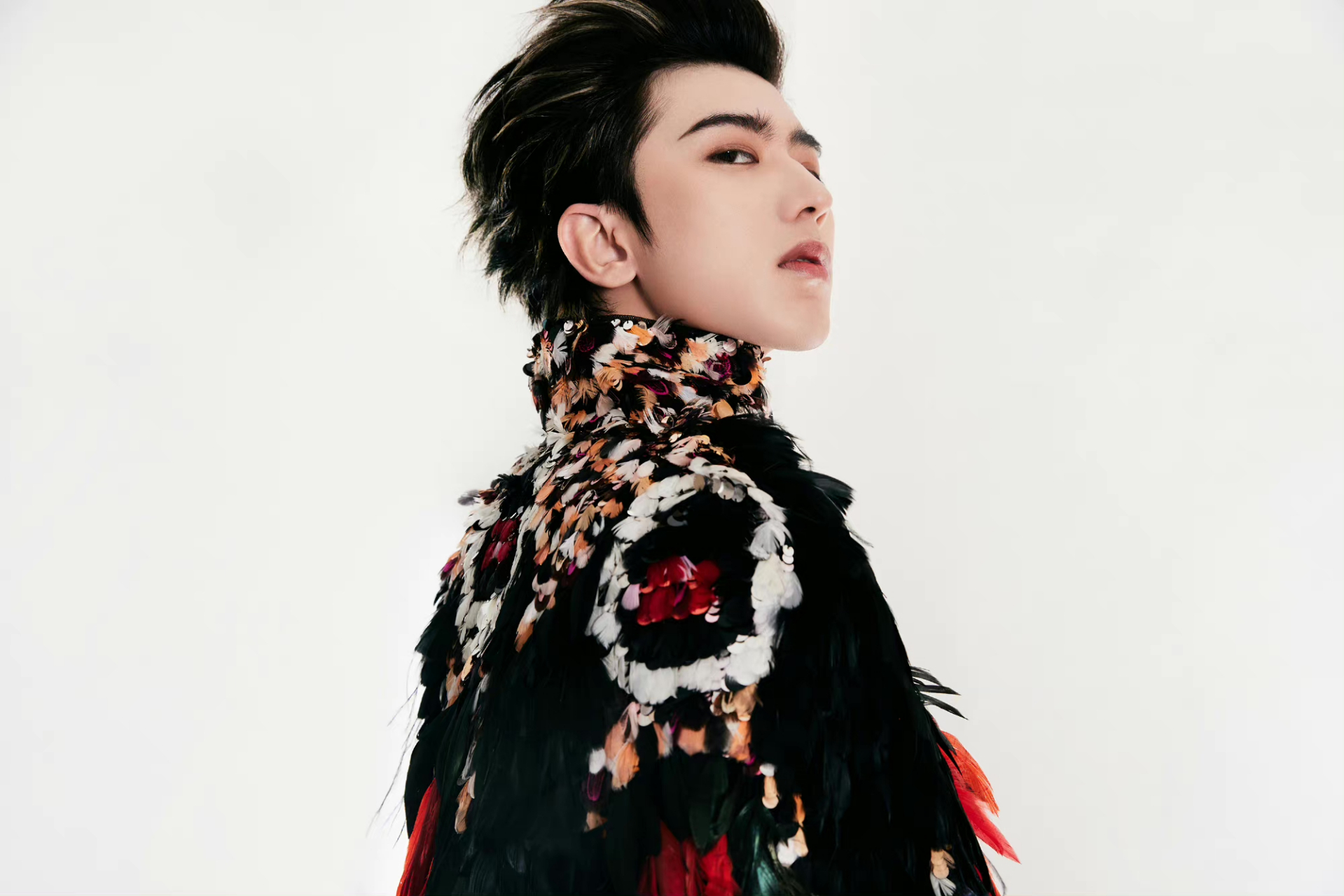 蔡徐坤生日写真公开,身着缀满刺绣和水晶的黑色高定斗篷,华丽奢雅