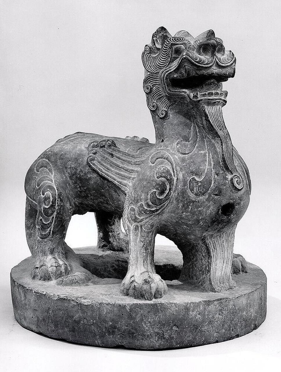 这对迅猛的六朝石雕辟邪被永久展示在纽约大都会艺术博物馆二楼北厅