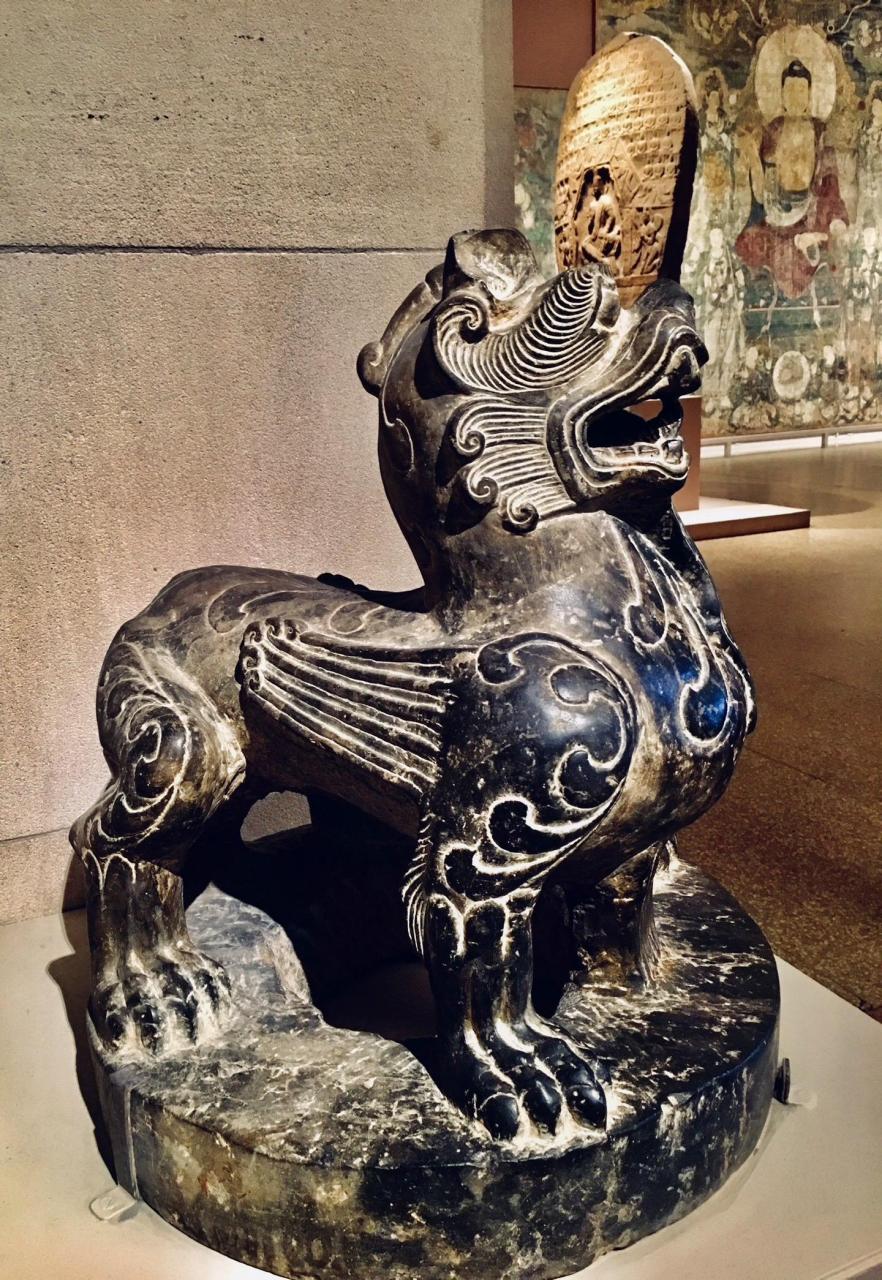 文物# 似狮戴翼神兽,南朝陵墓前常有石雕辟邪.