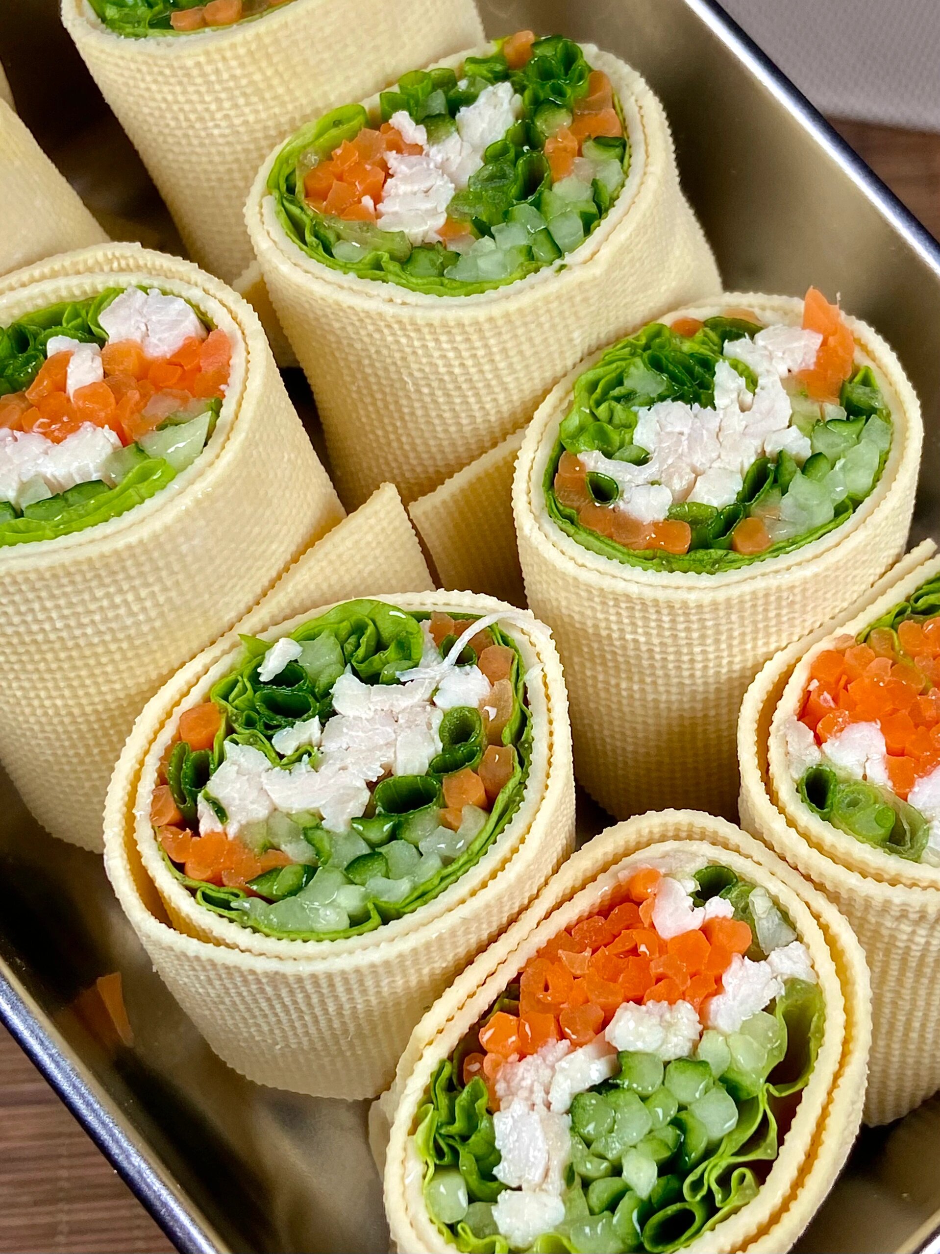 食材:千张豆皮,鸡胸肉1,胡萝卜,黄瓜,葱,生菜,蒜 做法: 16615