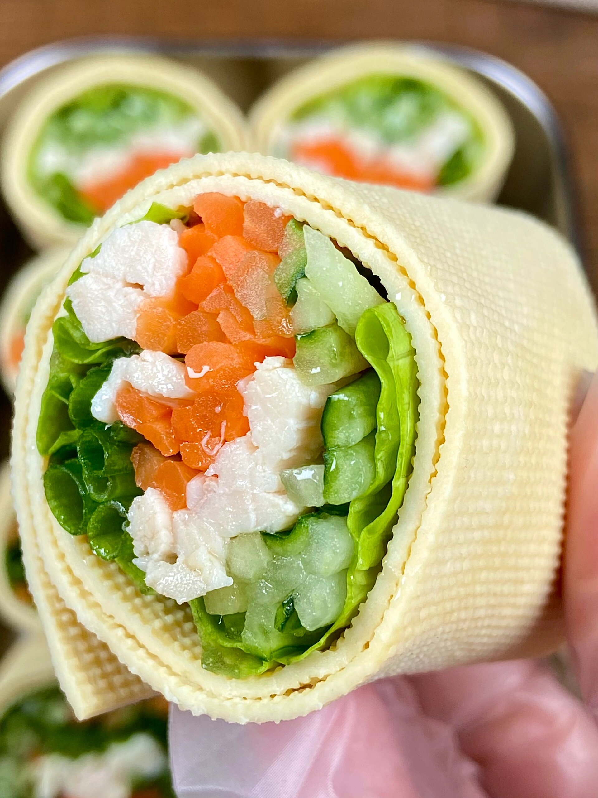 食材:千张豆皮,鸡胸肉1,胡萝卜,黄瓜,葱,生菜,蒜 做法: 1⃣️