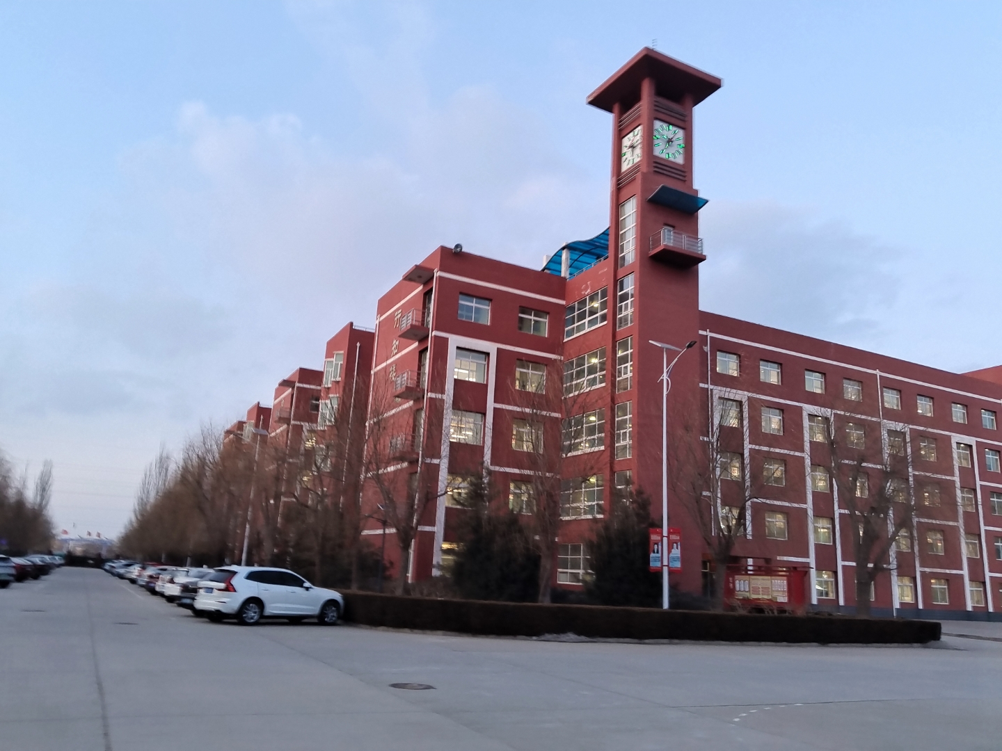 这座高大醒目的红色建筑,不仅刷新了城市的天际线,更是潮流和艺术的