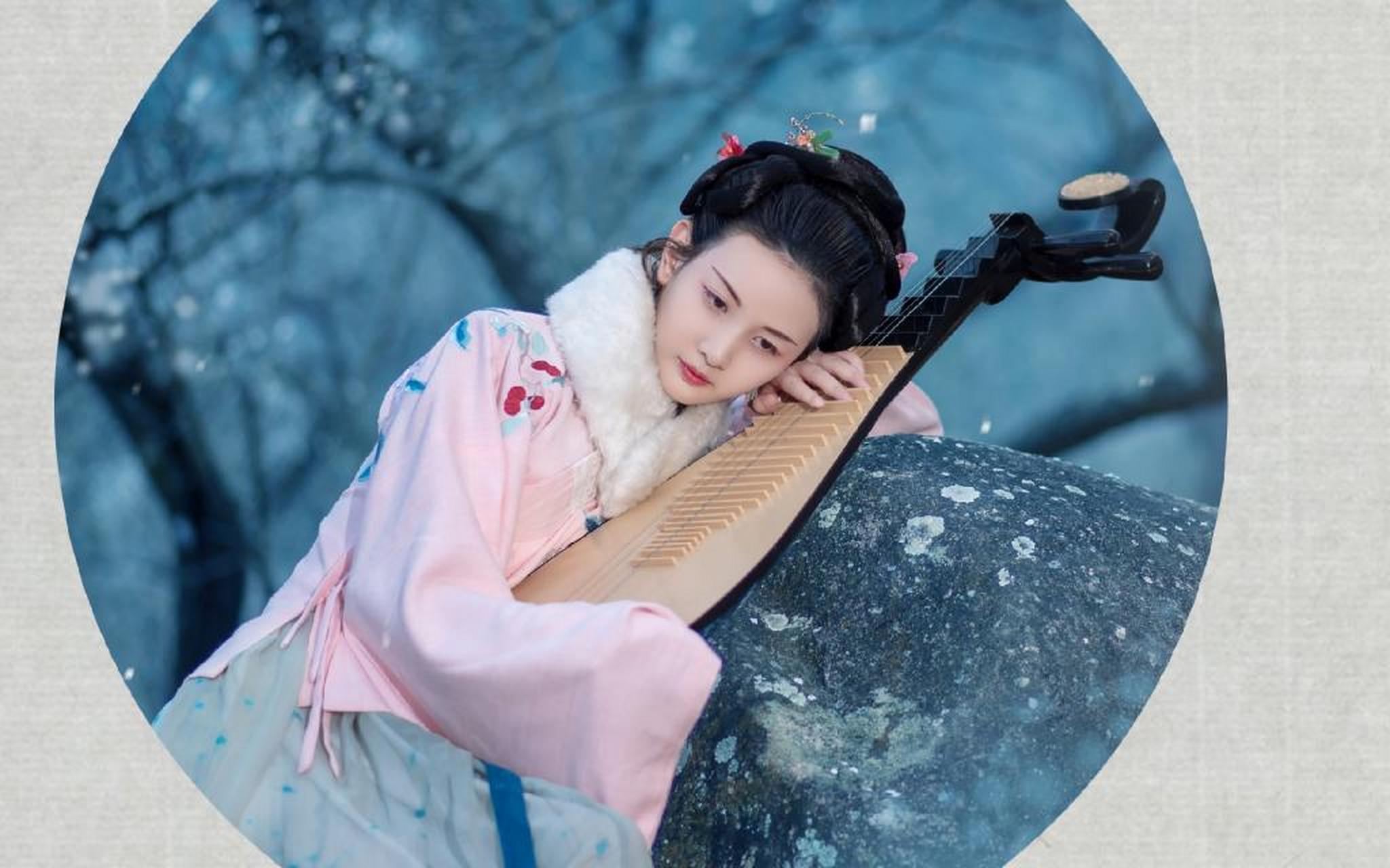 古装美女弹琵琶唯美写真:月淡,风凄,一曲恒古的琵琶,飘酸了今生的眷恋