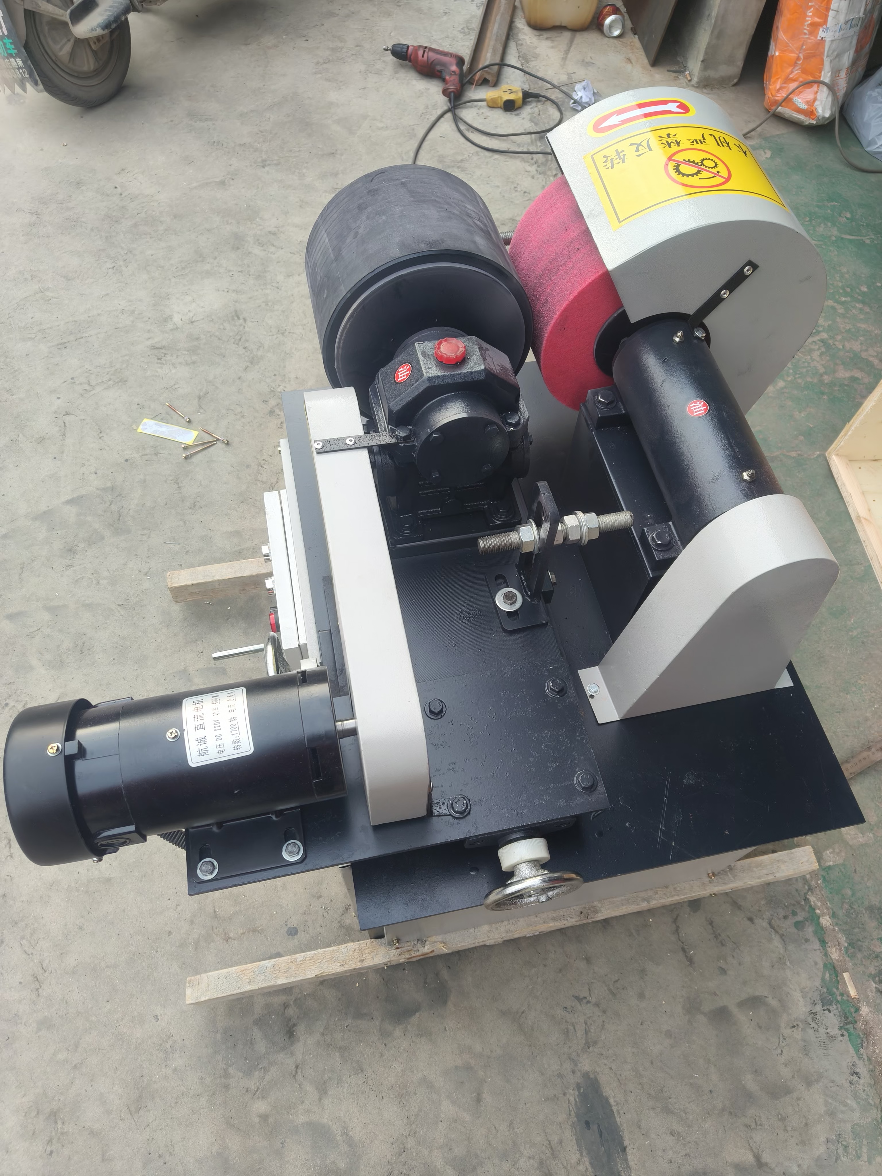 圆管抛光机采用无心磨原理,由抛磨和送进两大机构组成,通过调节磨头