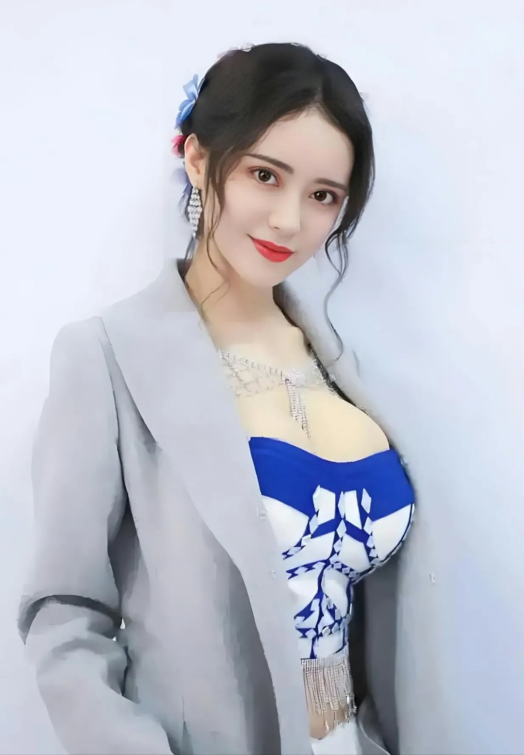 潘春春一袭浅灰西装随意搭,藏起舞台喧嚣,却藏不住骨子里的闪耀