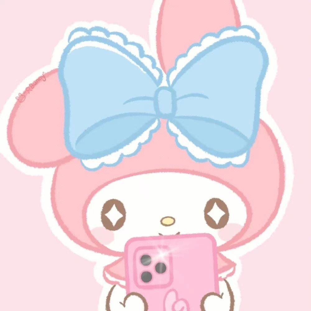 它戴着粉色帽子和蓝色蝴蝶结,仿佛是从童话世界里走出来的小公主.