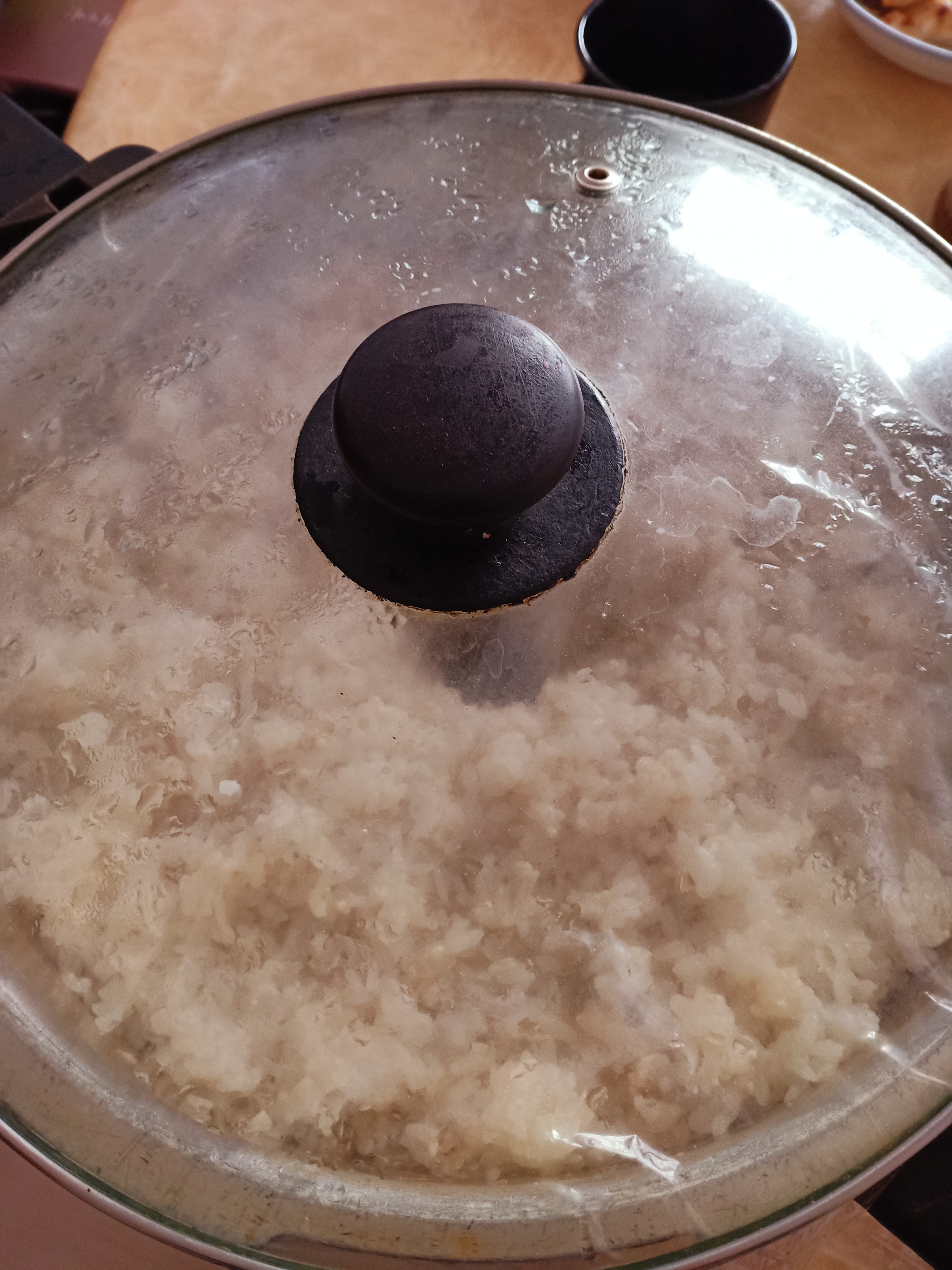 家庭制作甜米酒需要准备以下材料:糯米,甜酒曲,保鲜膜,蒸锅,发酵时