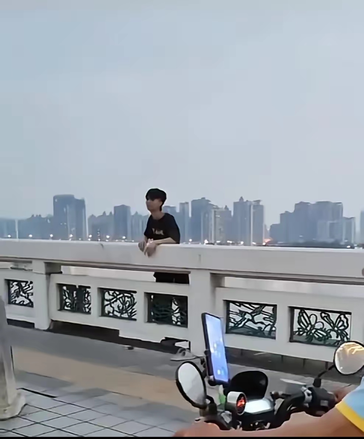 邕江又发生跳桥的事件!最近这社会是怎么了?