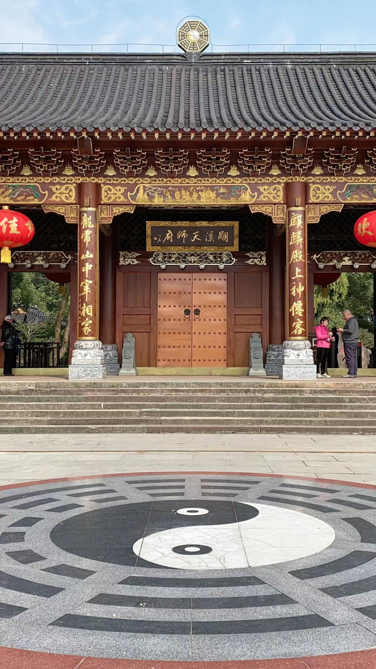千年古韵,道法悠然,龙虎山天师府亦名"太真人府"也叫"嗣汉天师府",在