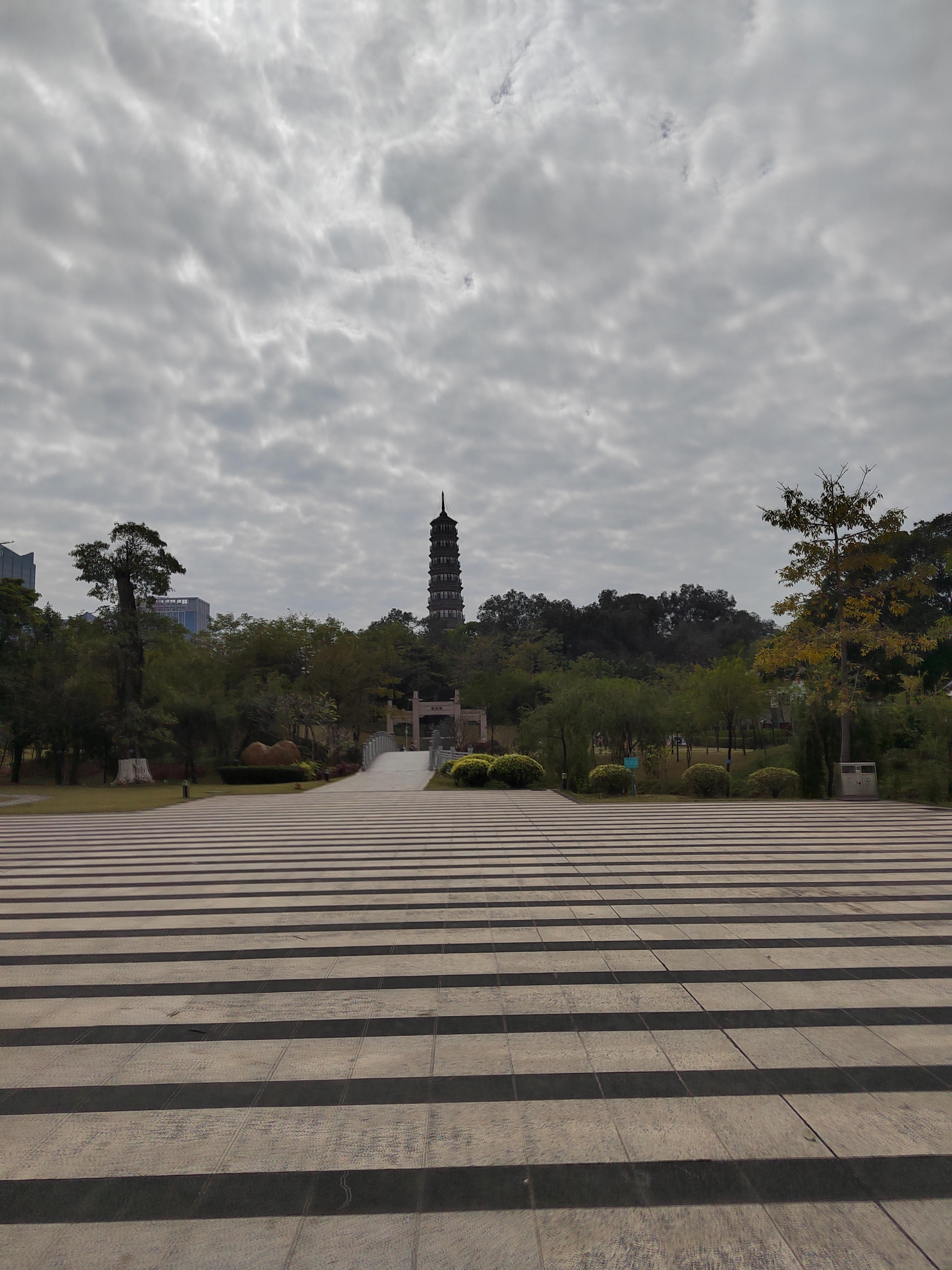 琶洲塔公园虽然不大,琶洲塔的历史年份和当年重要位置,与黄埔古港对外