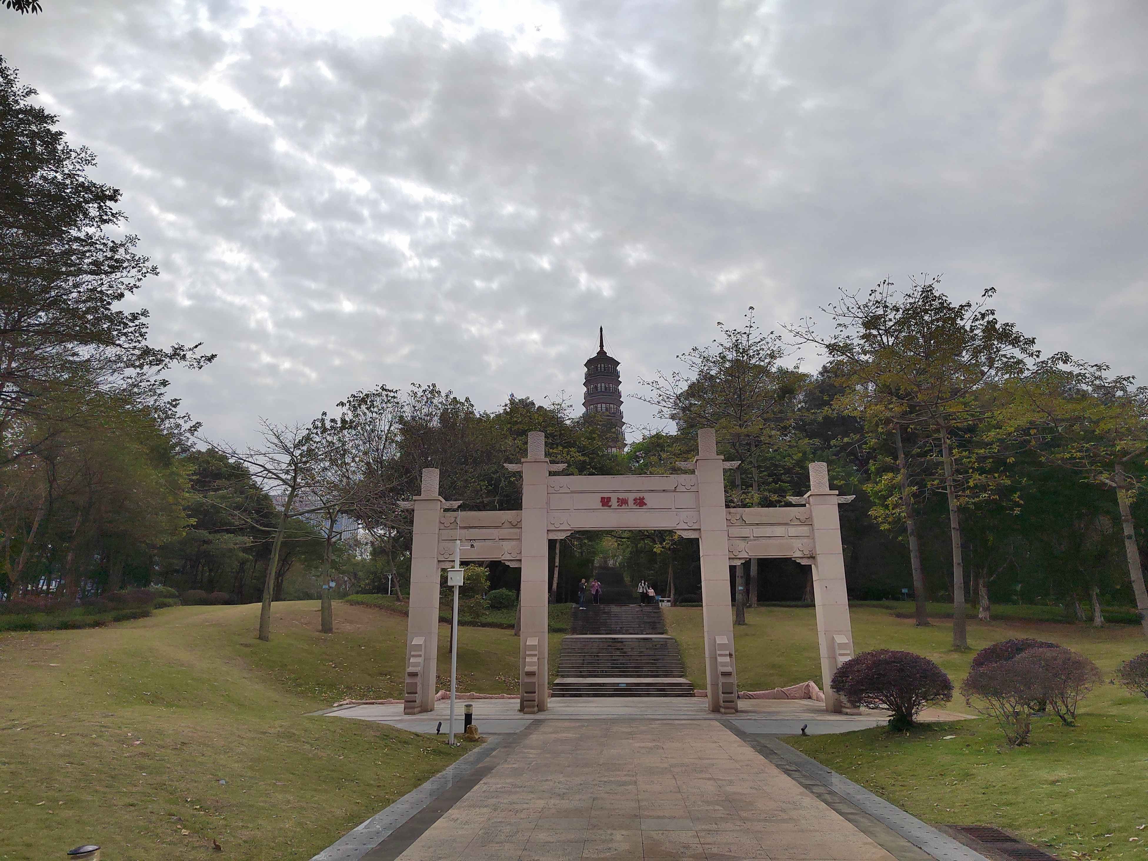 琶洲塔公园虽然不大,琶洲塔的历史年份和当年重要位置,与黄埔古港对外