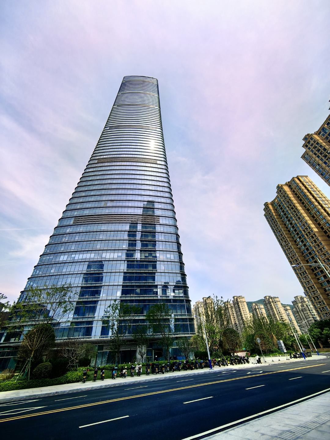 抬头望去,是它直插云霄的雄姿,让人心生敬畏