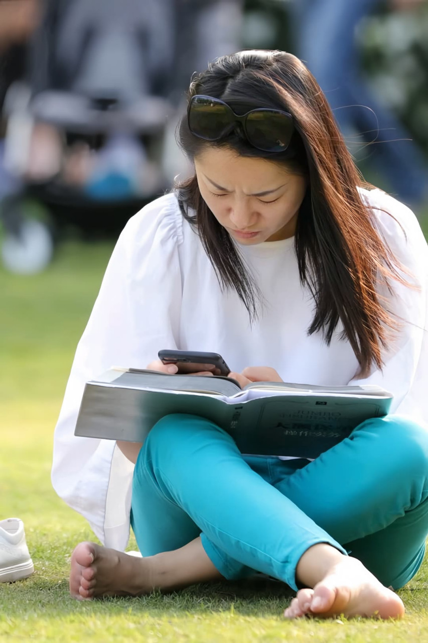 认真看书的美女