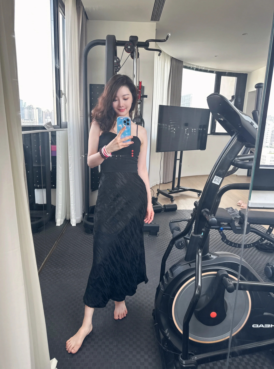 拥有一双完美埃及脚型的美女