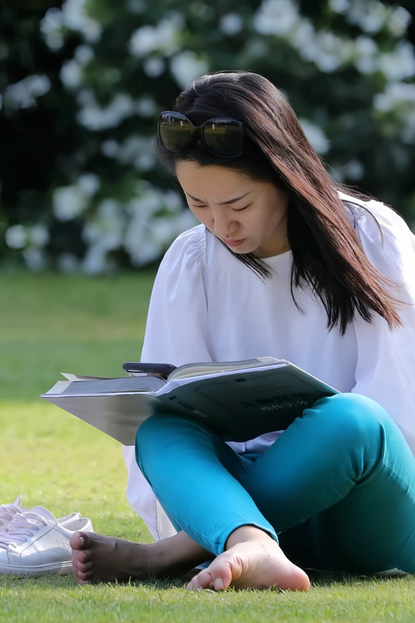 认真看书的美女