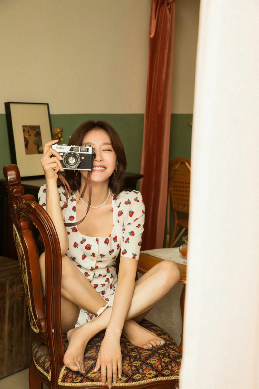 秦岚,蓝色美甲很漂亮哦