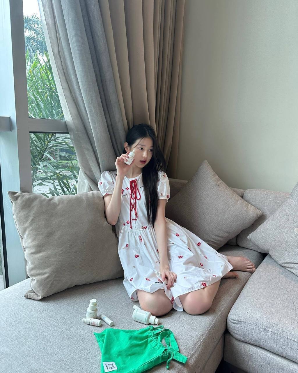 张元英,小巧玲珑的身材,但是脚很大