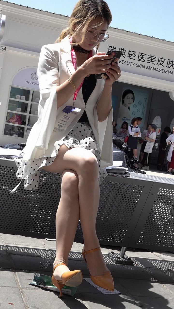 马路边的肉丝美女,坐姿非常标准