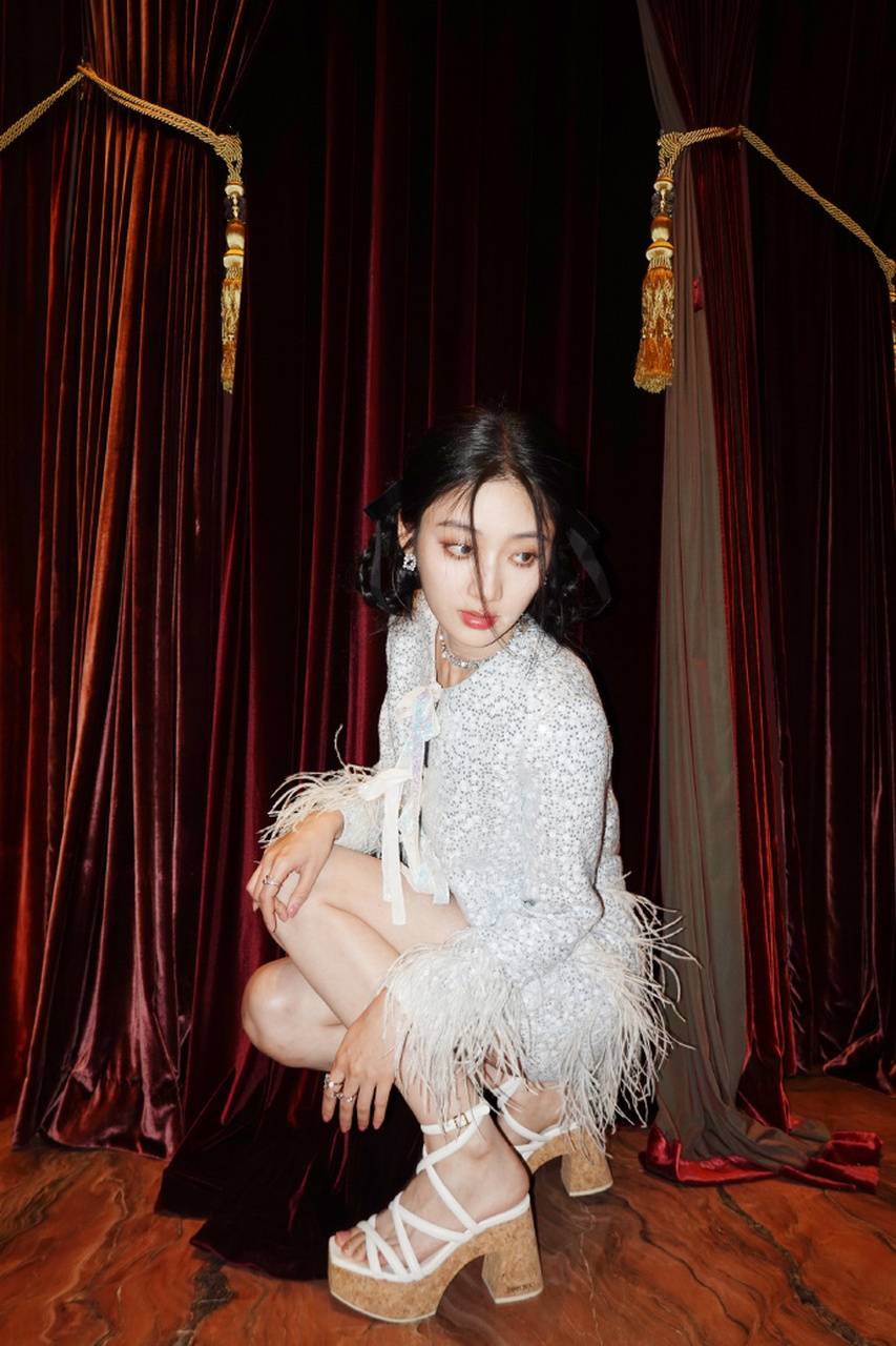 戚砚笛人美大气,脚丫也很漂亮