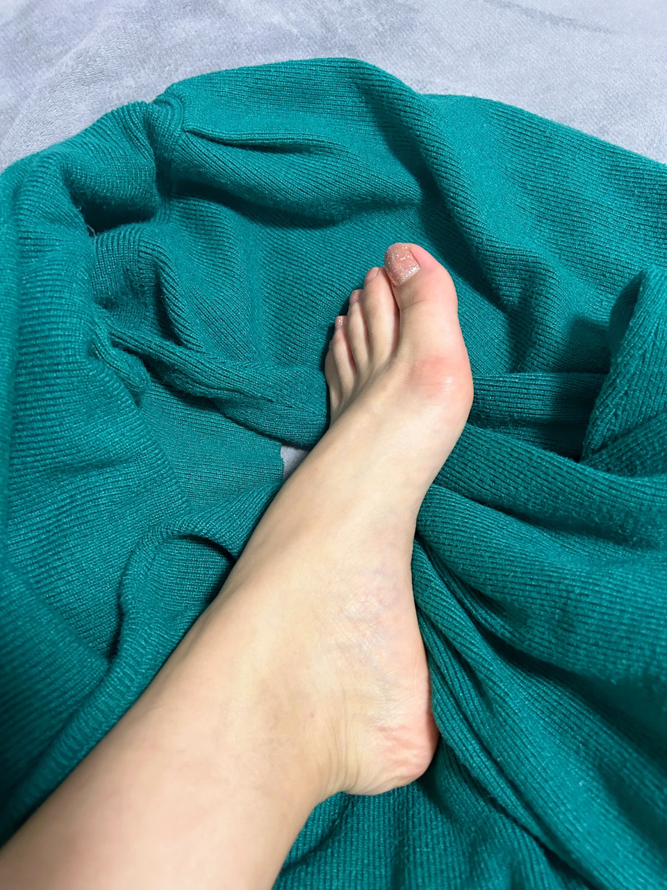 大脚趾外侧被高跟磨的有些红肿了,有些疼