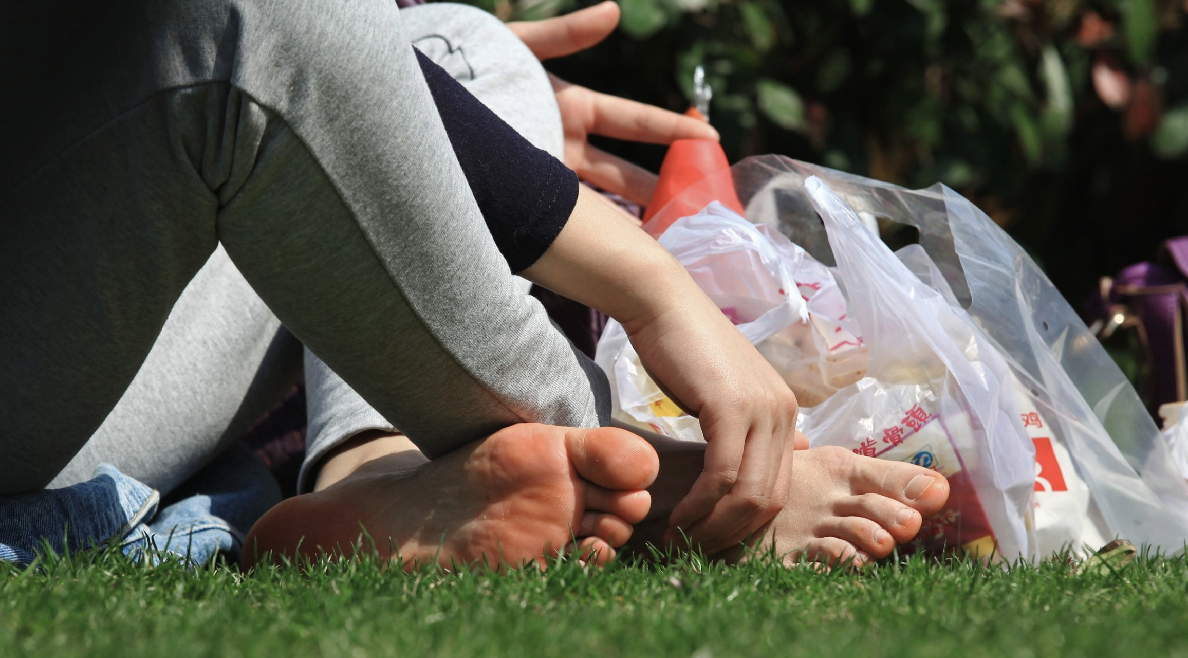 草地上喝水的美女,脚底有些发红啊
