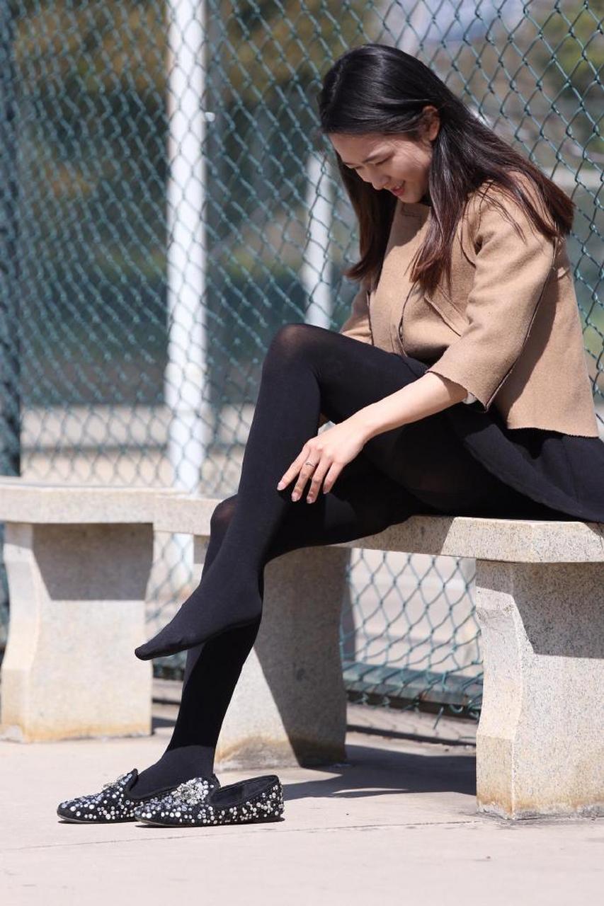 听说黑色连裤袜容易臭脚