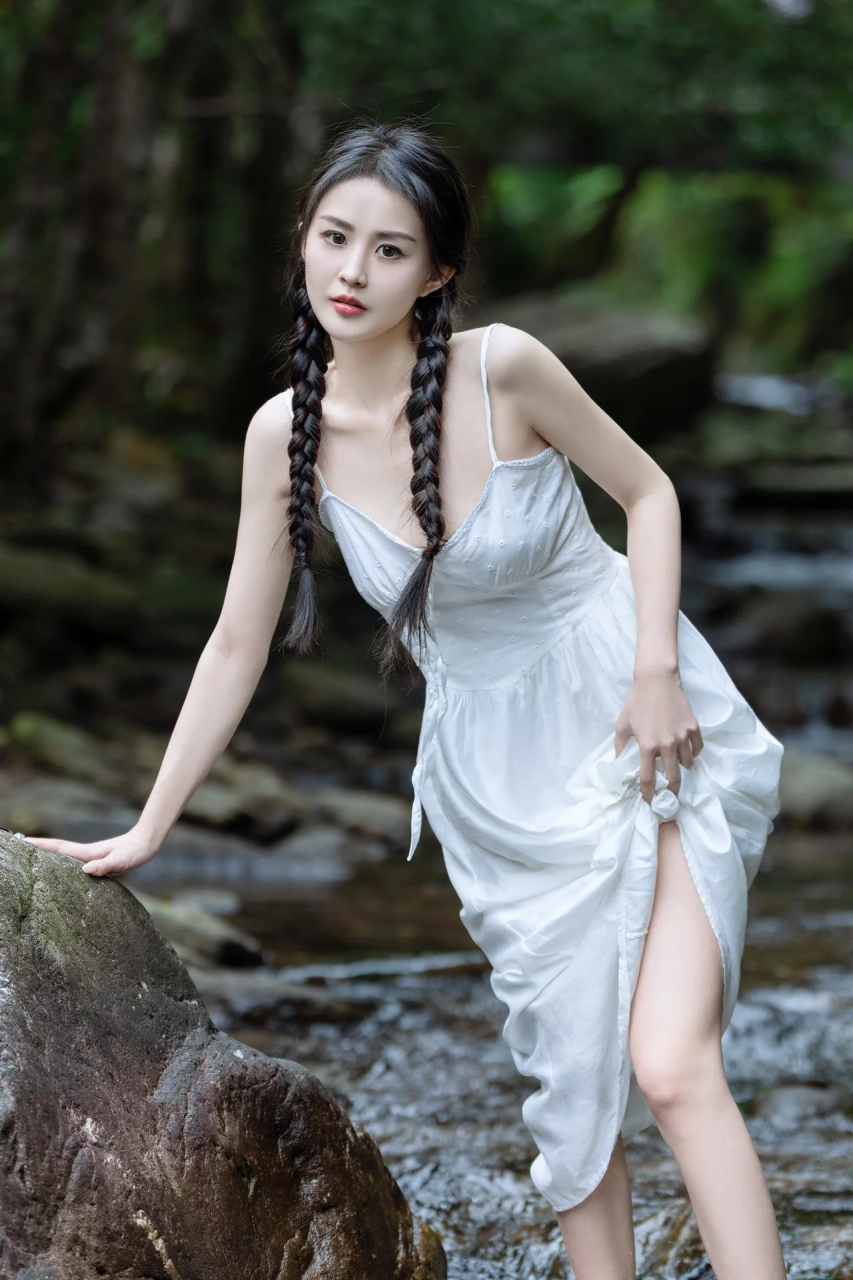 林间戏水的白衣少女