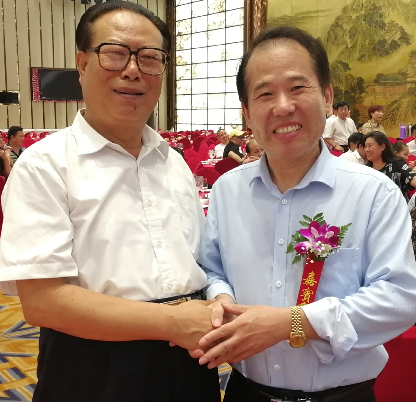 这张照片拍摄于2020年7月中旬在北京参会中,皮特同志与演员卯秋民老师