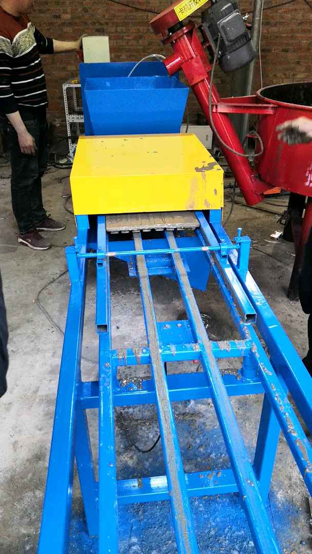 看看出水泥支撑条的机械怎么样?