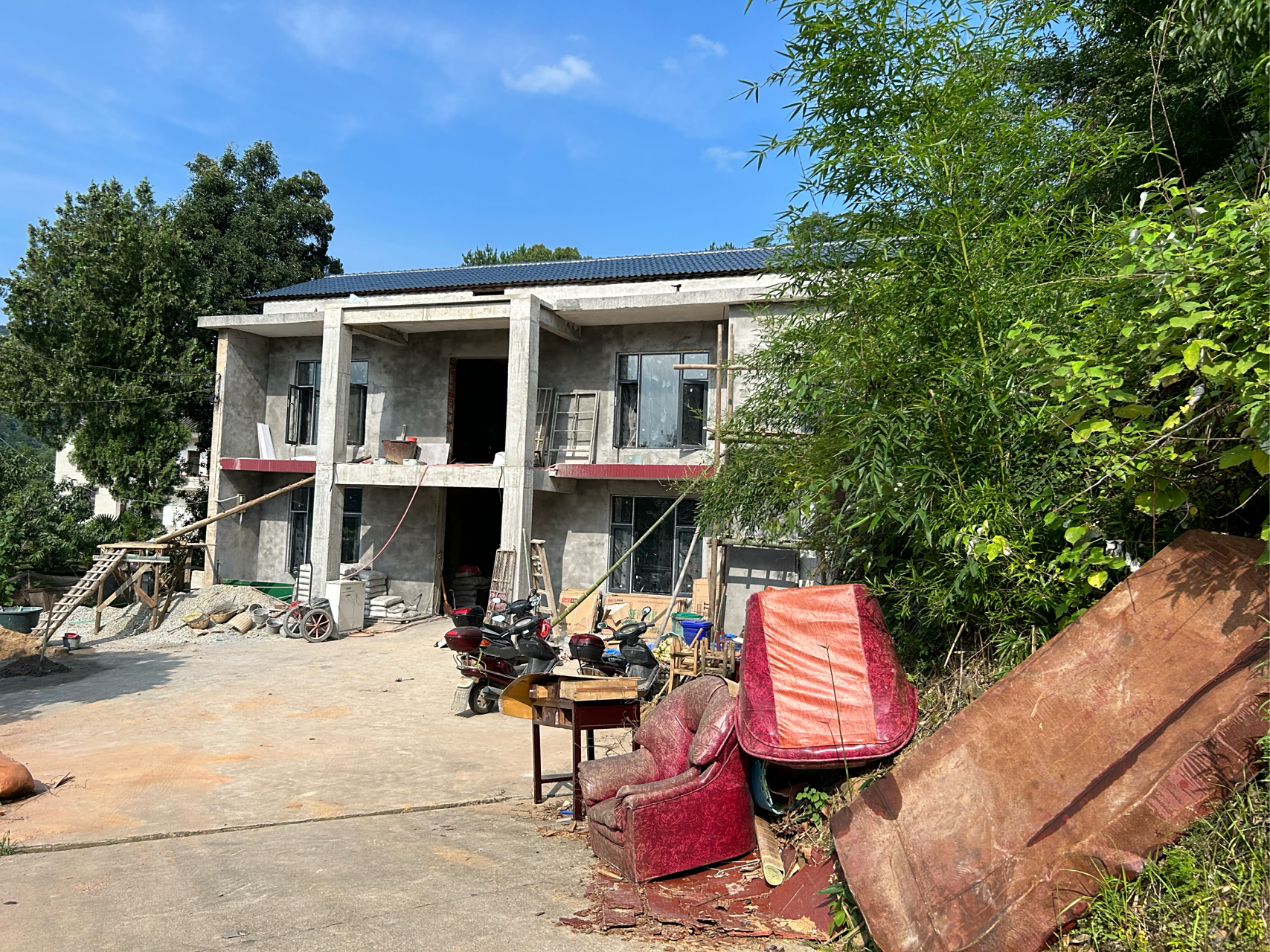 湖南湘潭韶山99年小姐姐回农村老家给父母翻建老房子