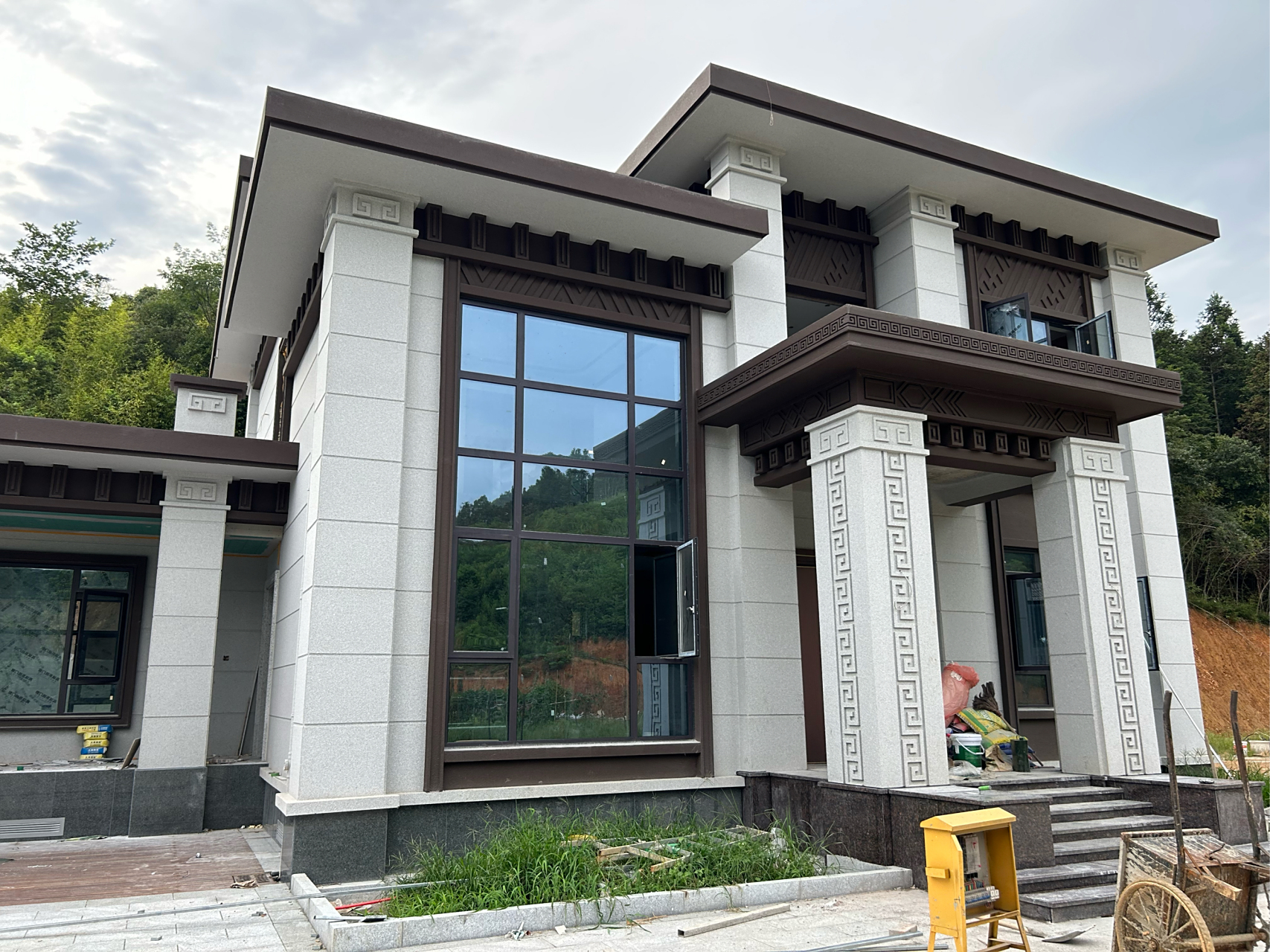 位于湖南长沙郊区,一座新中式风格的三层小别墅矗立在地面上,其简洁的