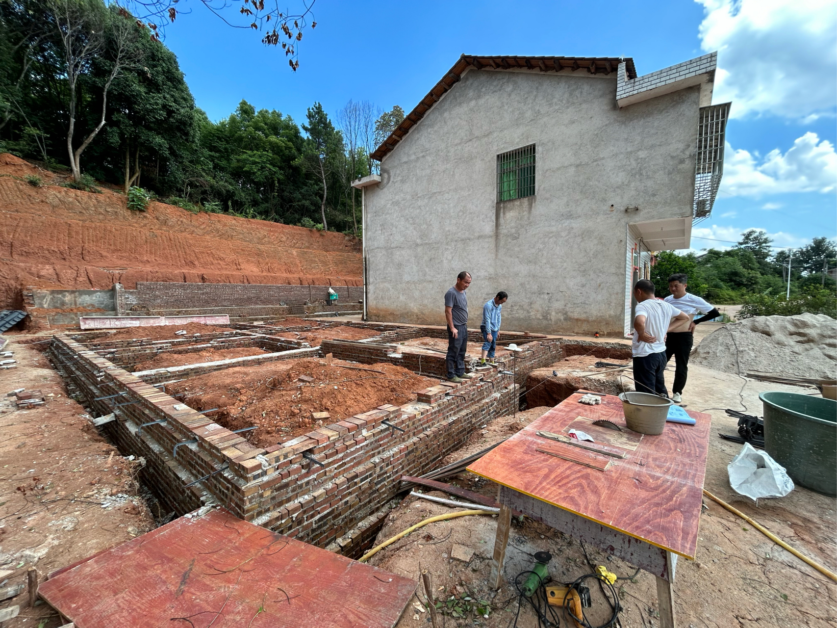 湖南衡阳衡南农村建房施工现场第一天