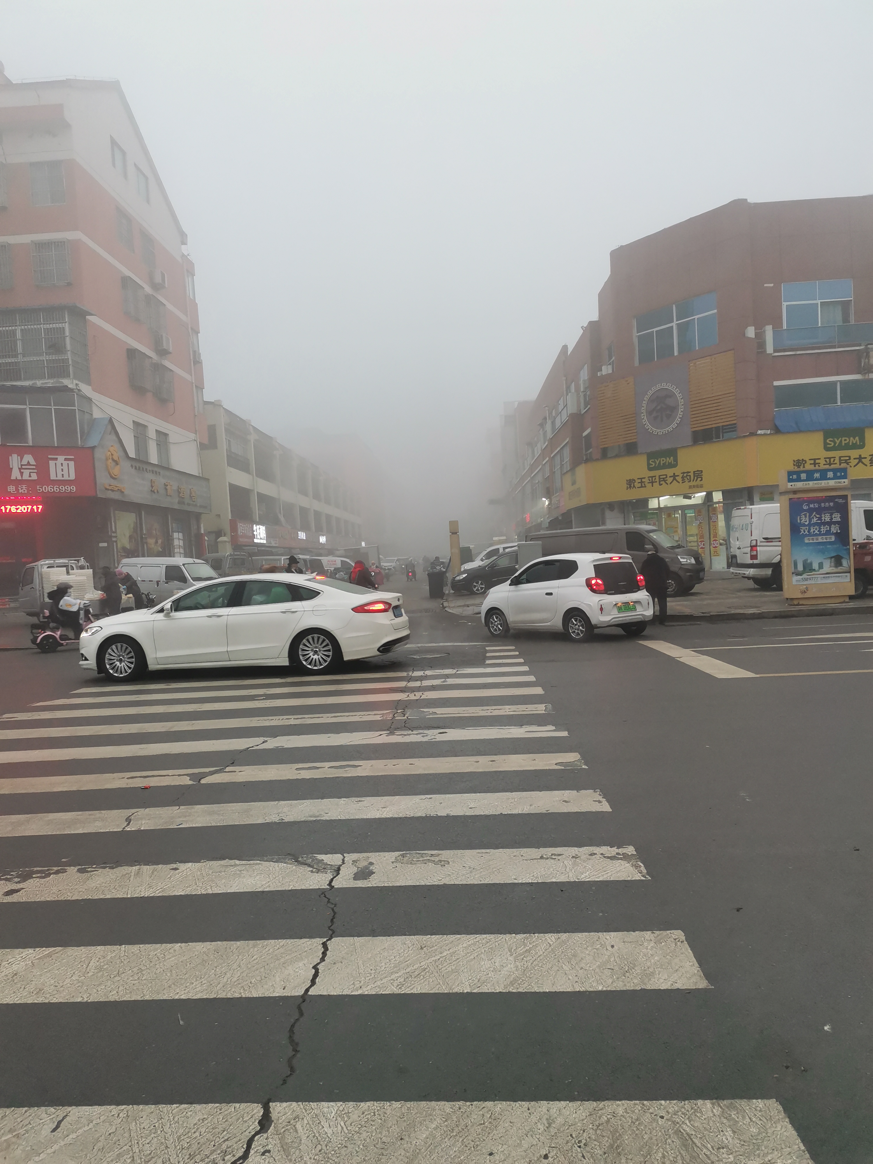 城市街道的雾,朦朦胧胧,也有几分诗情画意;若是在乡村田野,雾一般会更