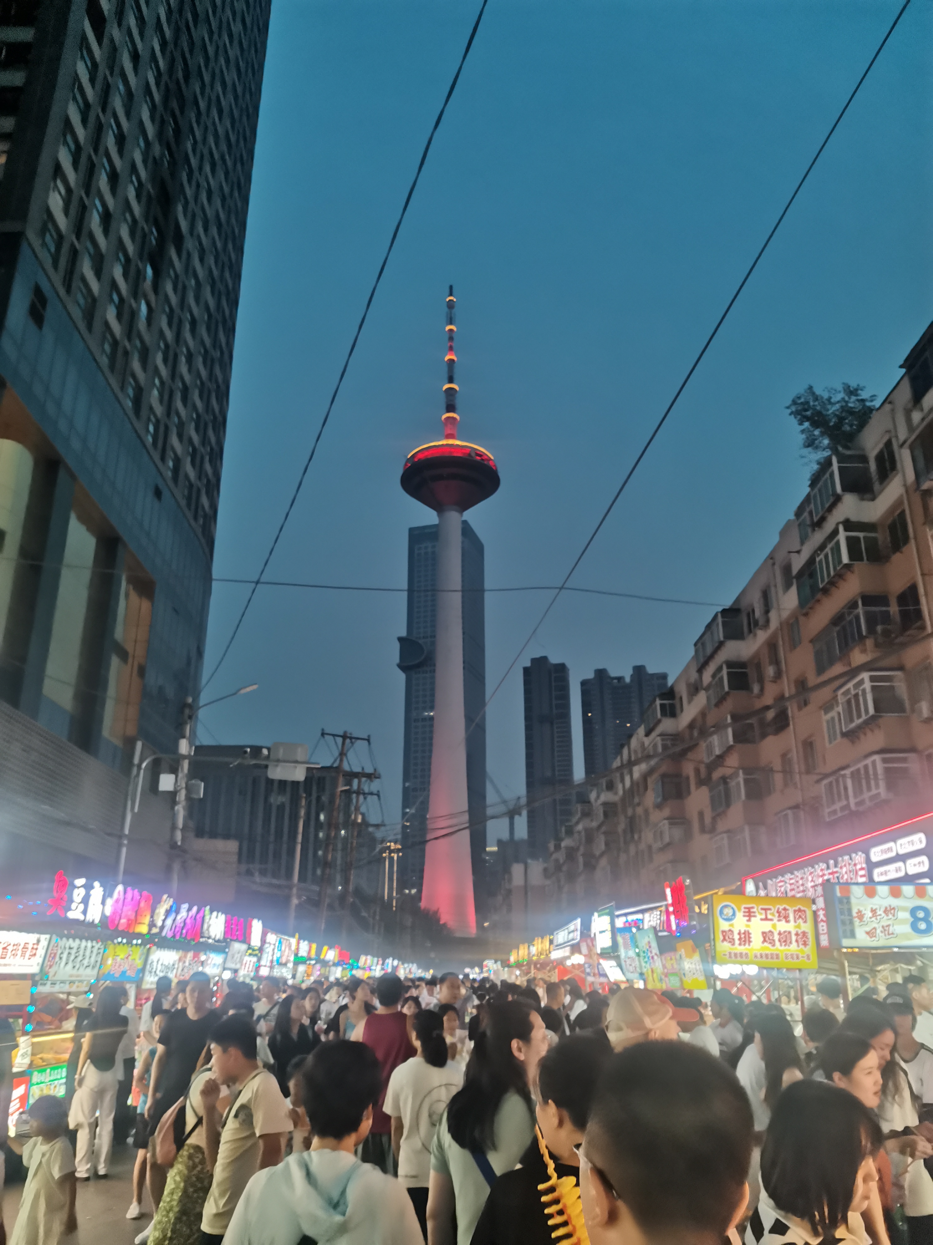坐标沈阳彩电塔夜市,人山人海,天南海北,各种小吃,热闹非凡,晚上二十