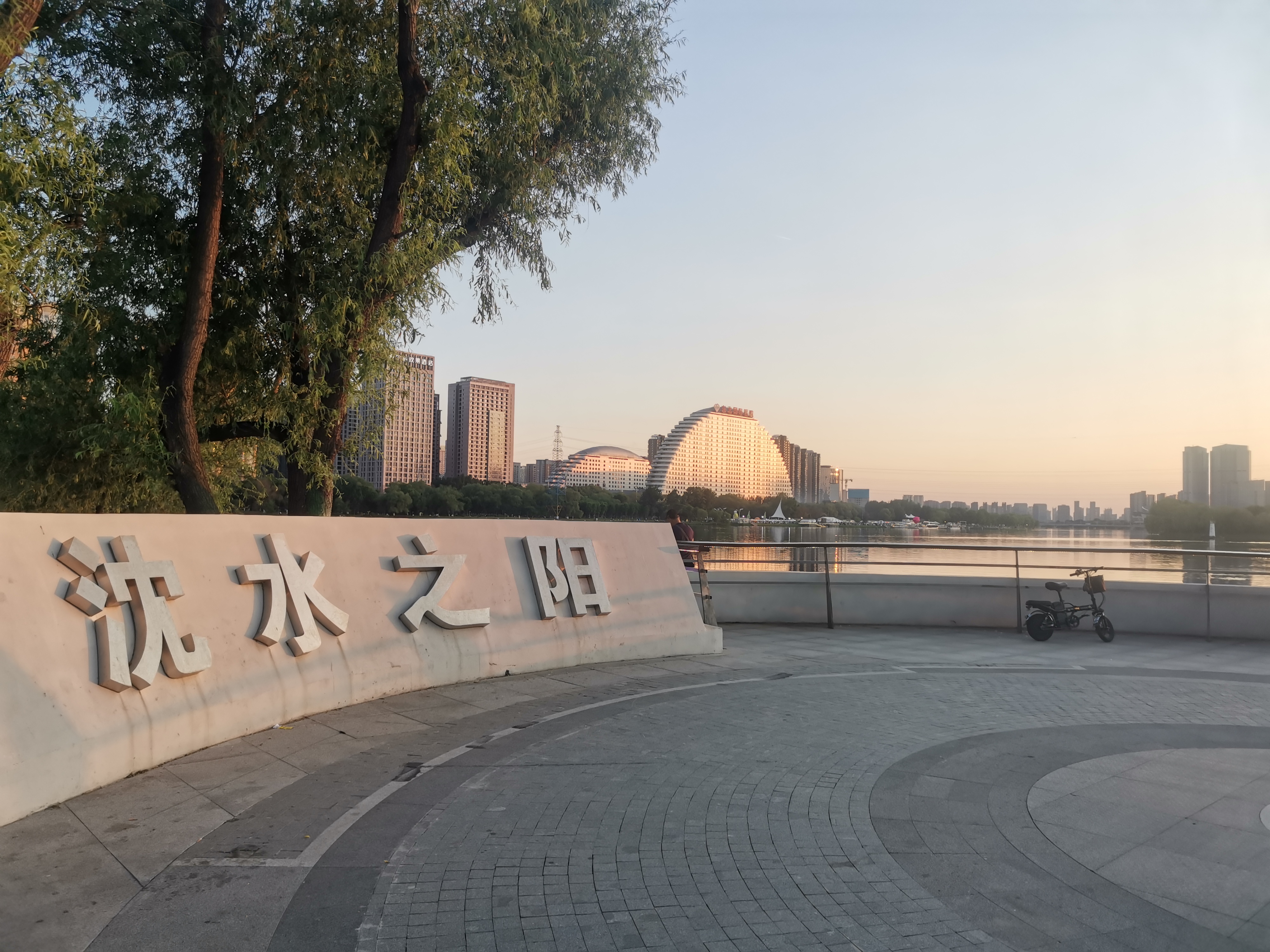 通过不间断的治理,沈阳浑河真的很美,天蓝蓝,水蓝蓝,波光倒影,让人心