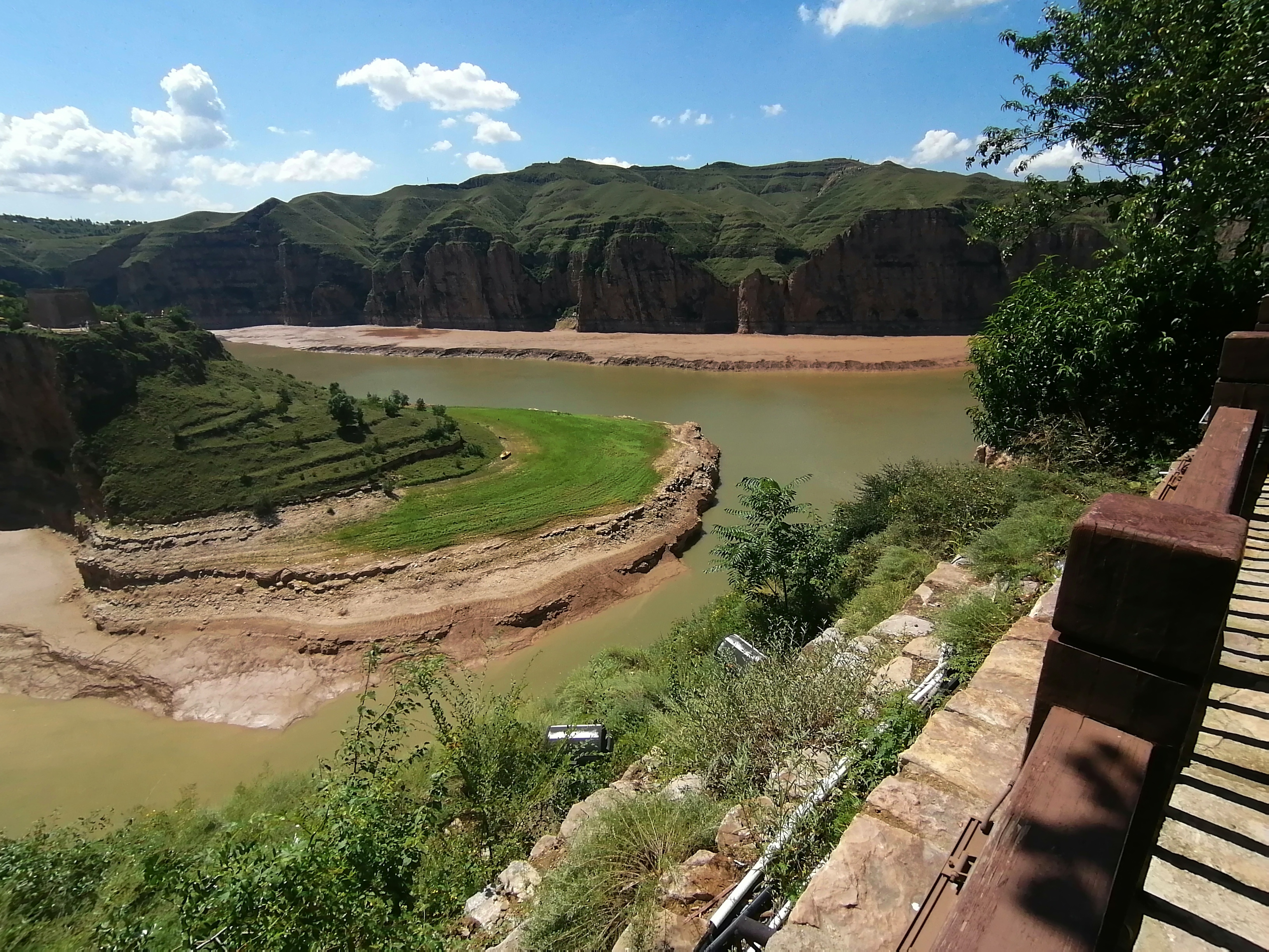 上个周末,去了位于呼和浩特市清水河县境内的老牛湾黄河大峡谷
