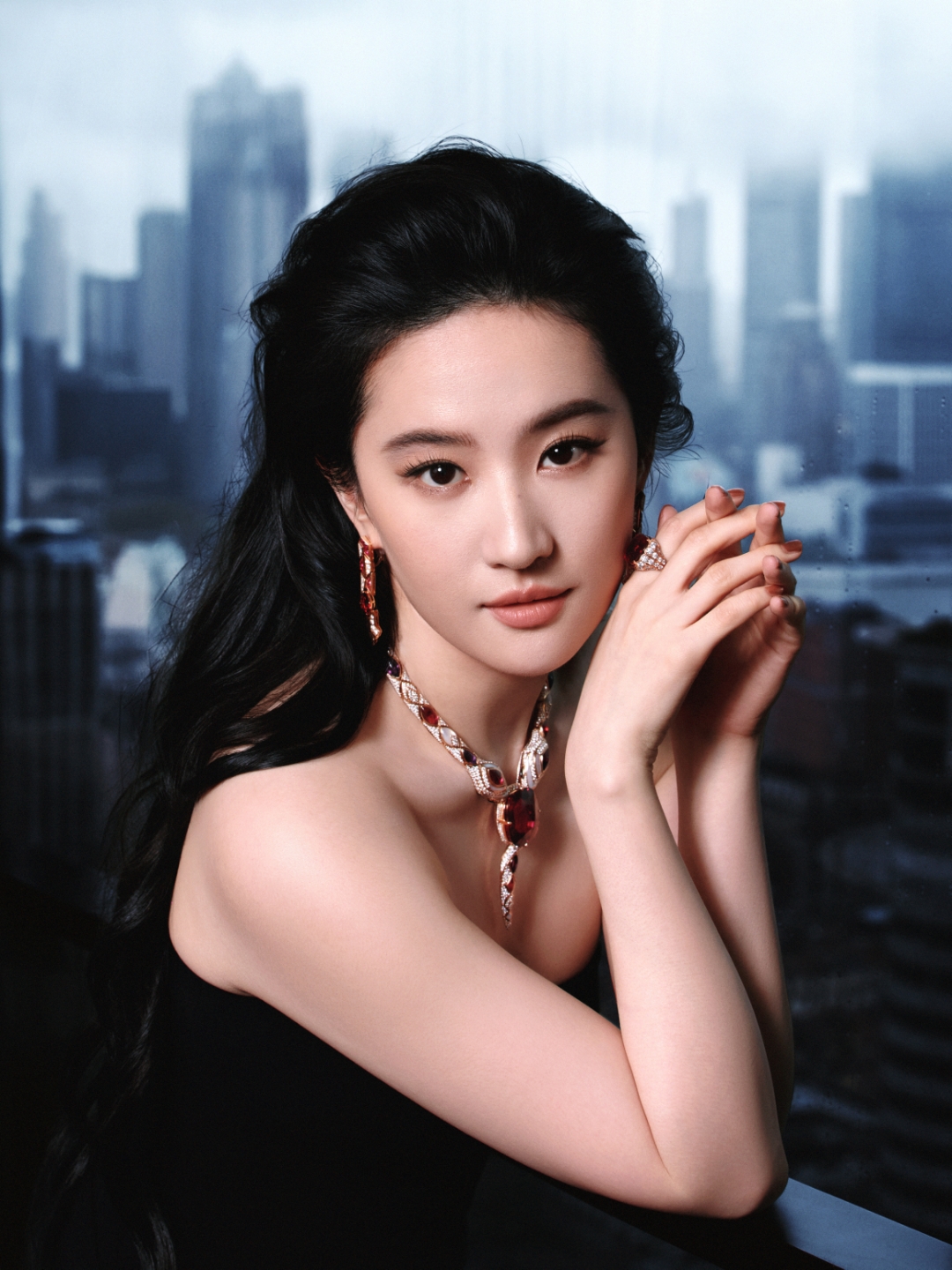 刘亦菲今日宝格丽活动造型出图,身穿黑色高开叉抹胸裙,魅惑迷人,美到