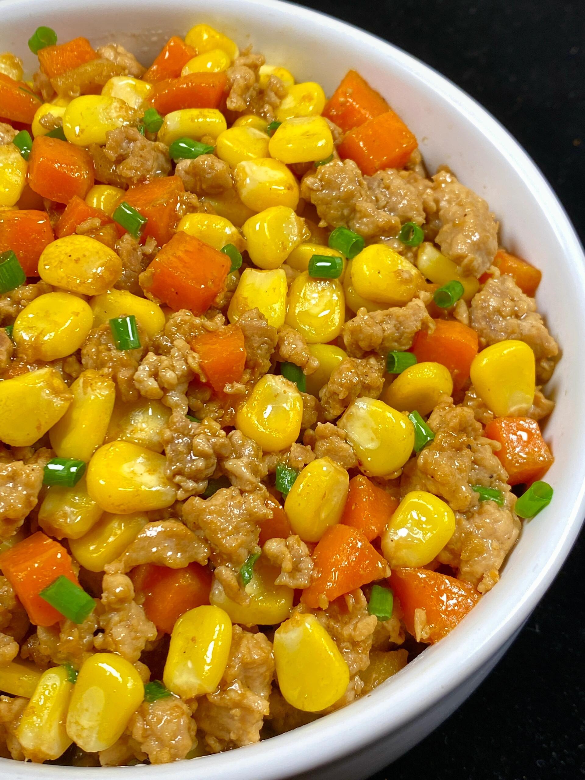 鲜美的玉米粒炒肉沫真的是太香了,巨好吃!