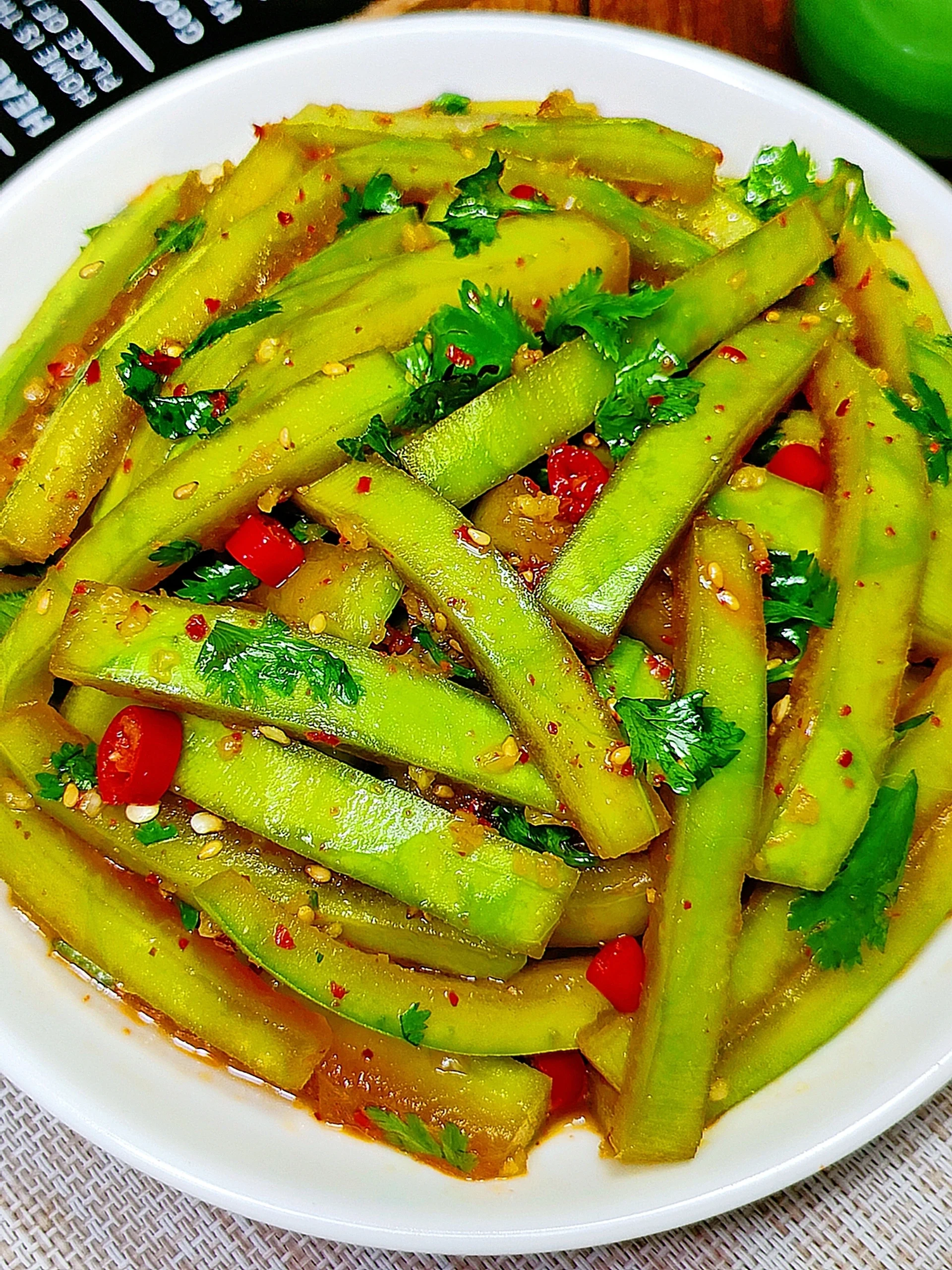 西瓜皮还能这样吃巨好吃的开胃小菜凉拌西瓜皮,做法简单,清脆