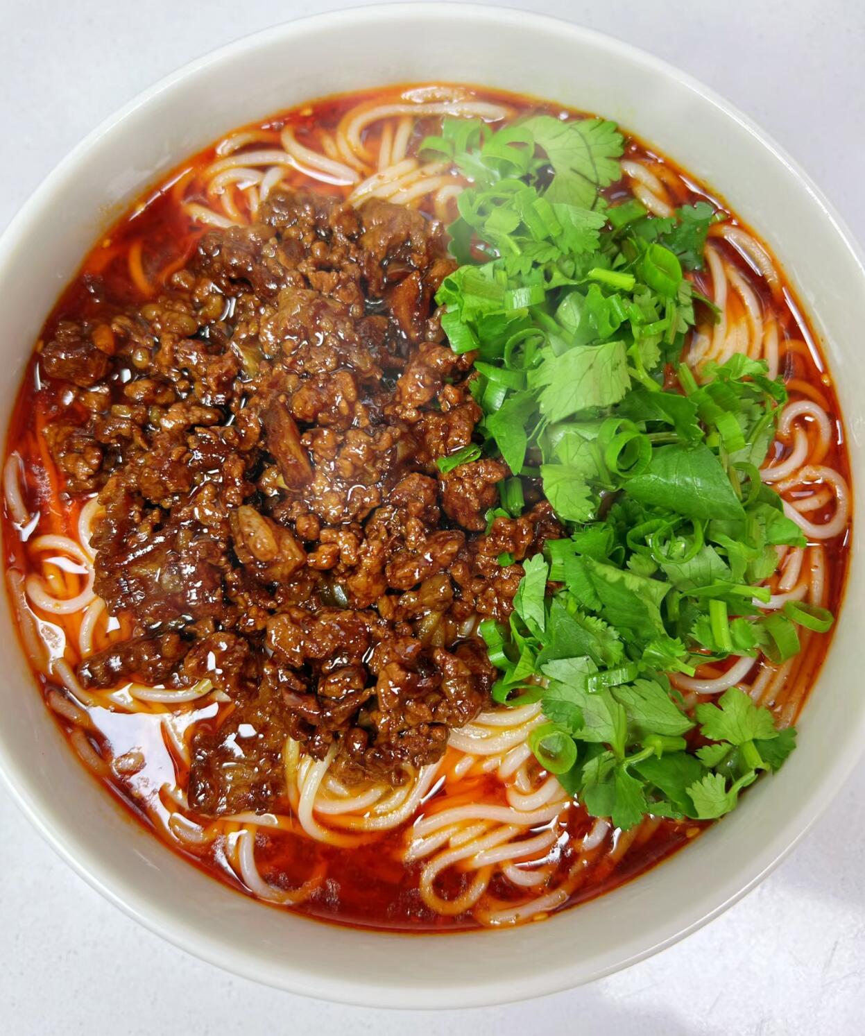 答应我一定要试试这个肉酱米线,米线劲道爽滑,满满的肉沫,真的超香超