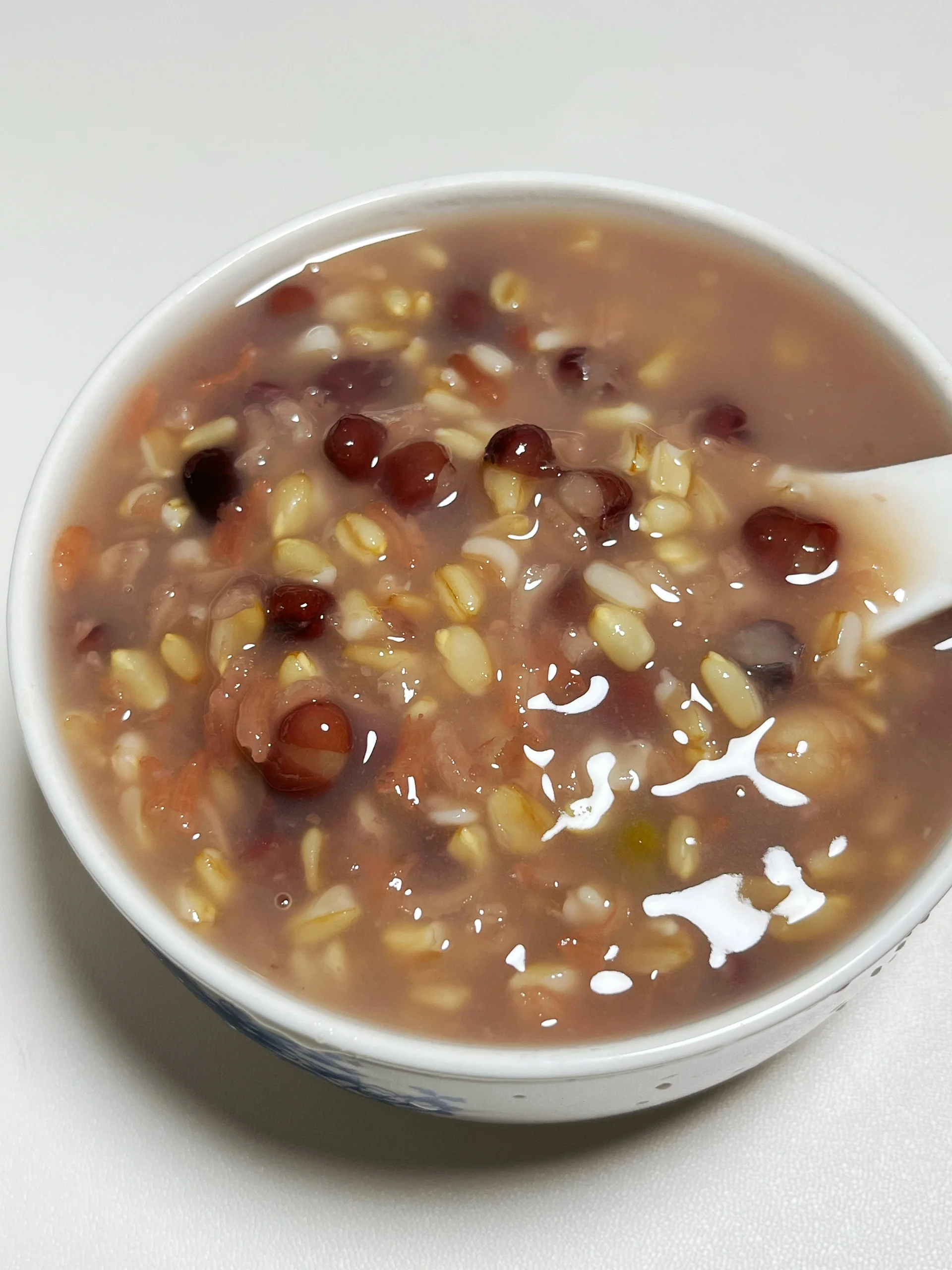 做法超级无敌简单～ 食材:燕麦米,花生,糯米,红豆 做法: 1所有食材