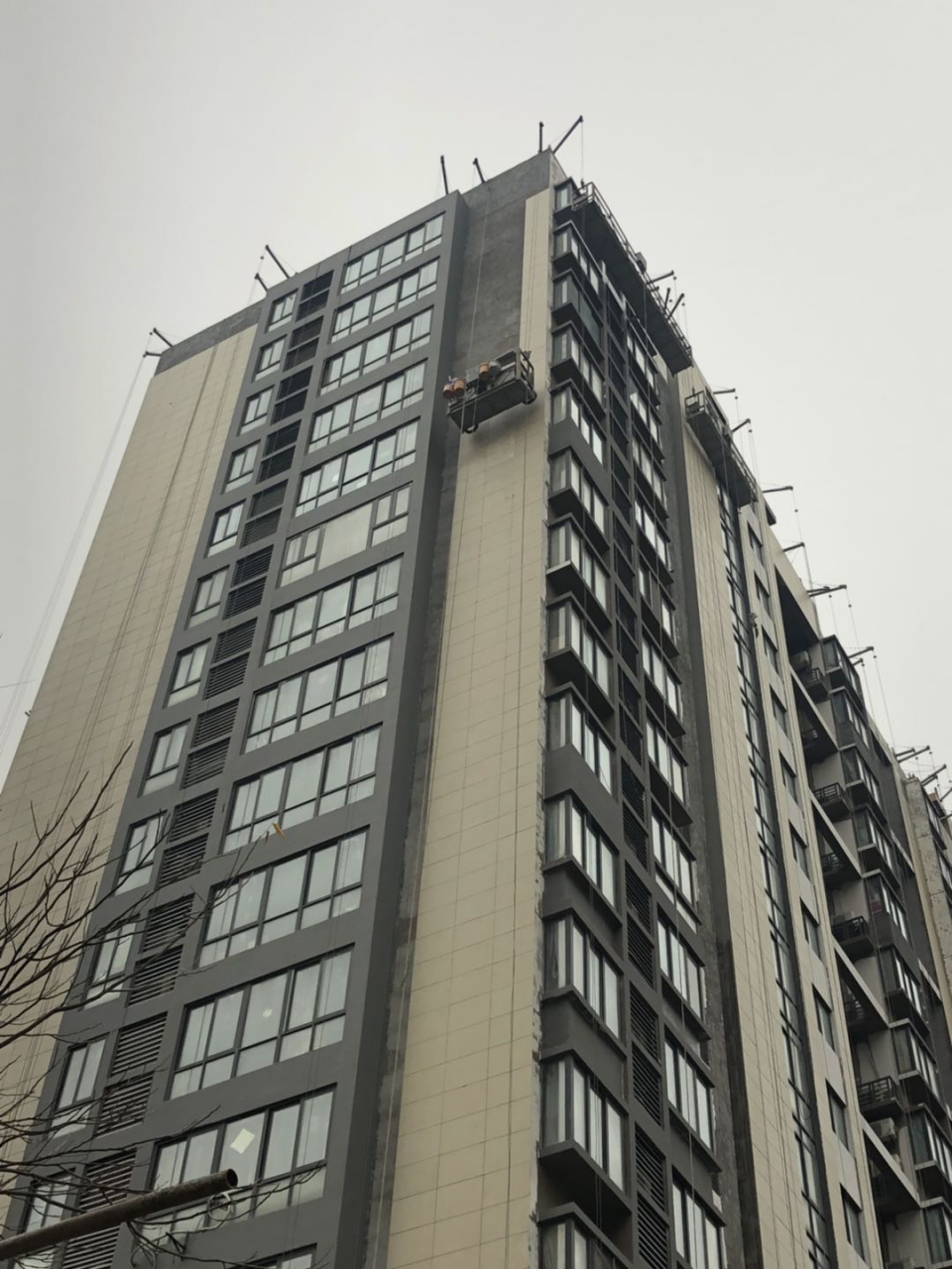 外墙改造施工,使用吊篮效率高,成本低