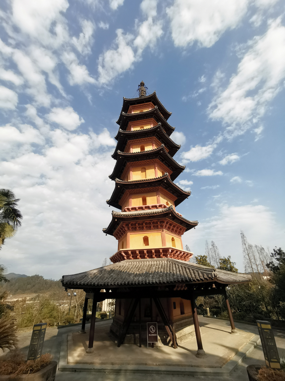 大明山下白果村·其四 文/夏旭志  诗酒东坡皆景点, 南屏昌化有斯文.