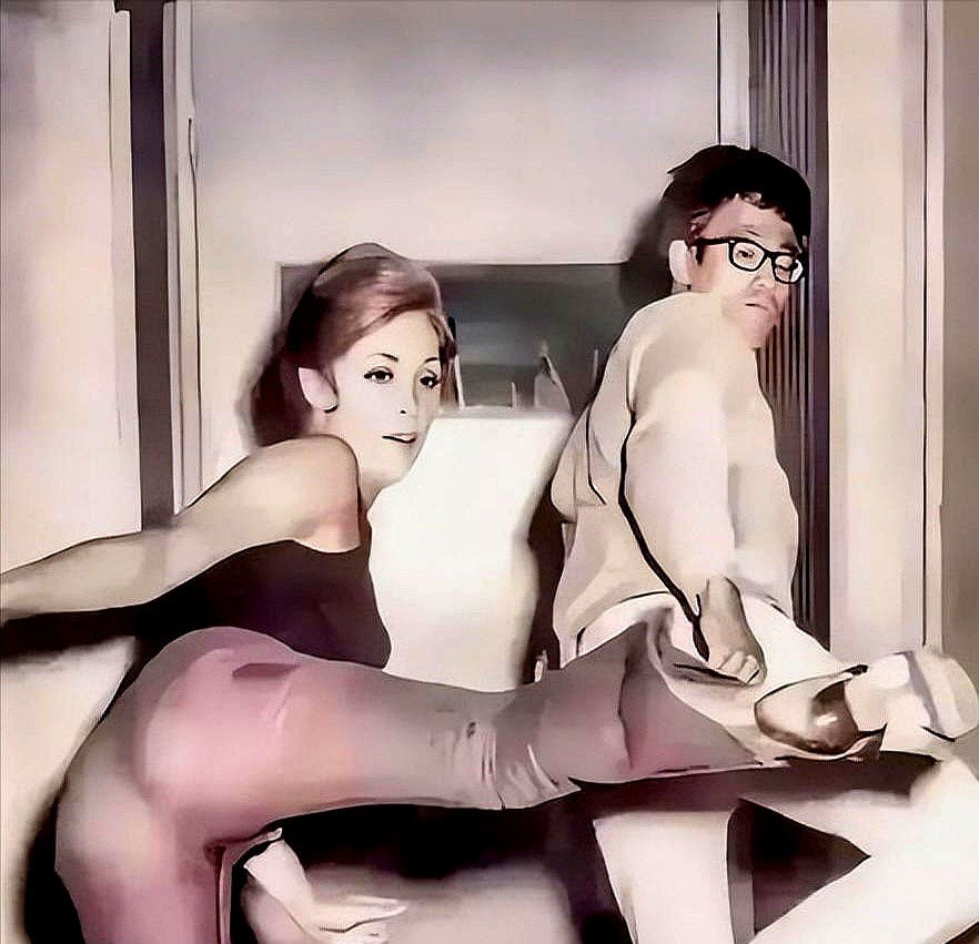 1968年,绝色女星莎朗·塔特聘请年轻帅气的李小龙当自