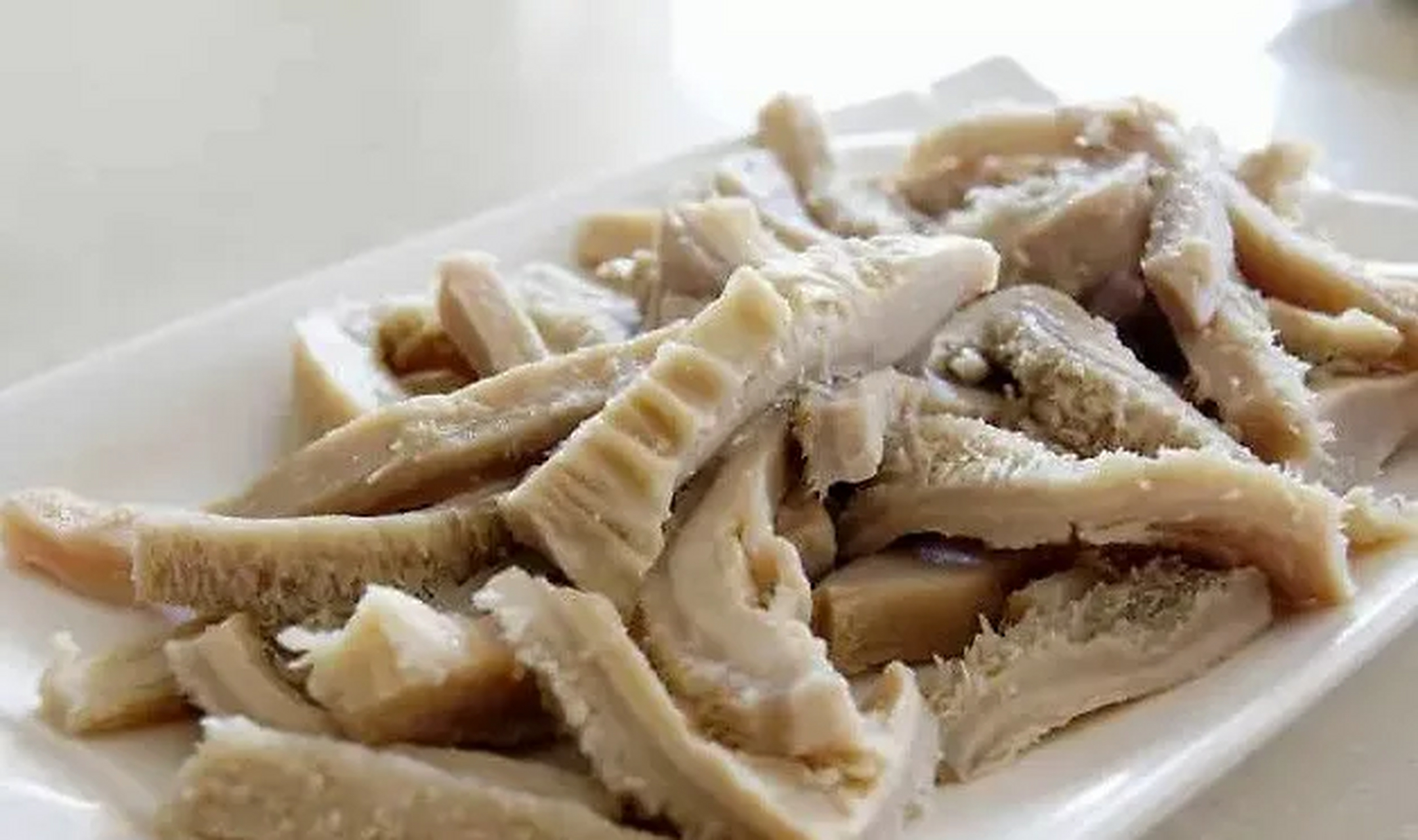 毛肚一般指的就是牛的瘤胃和网胃,但是分开来的话就是毛肚和牛百伊怂